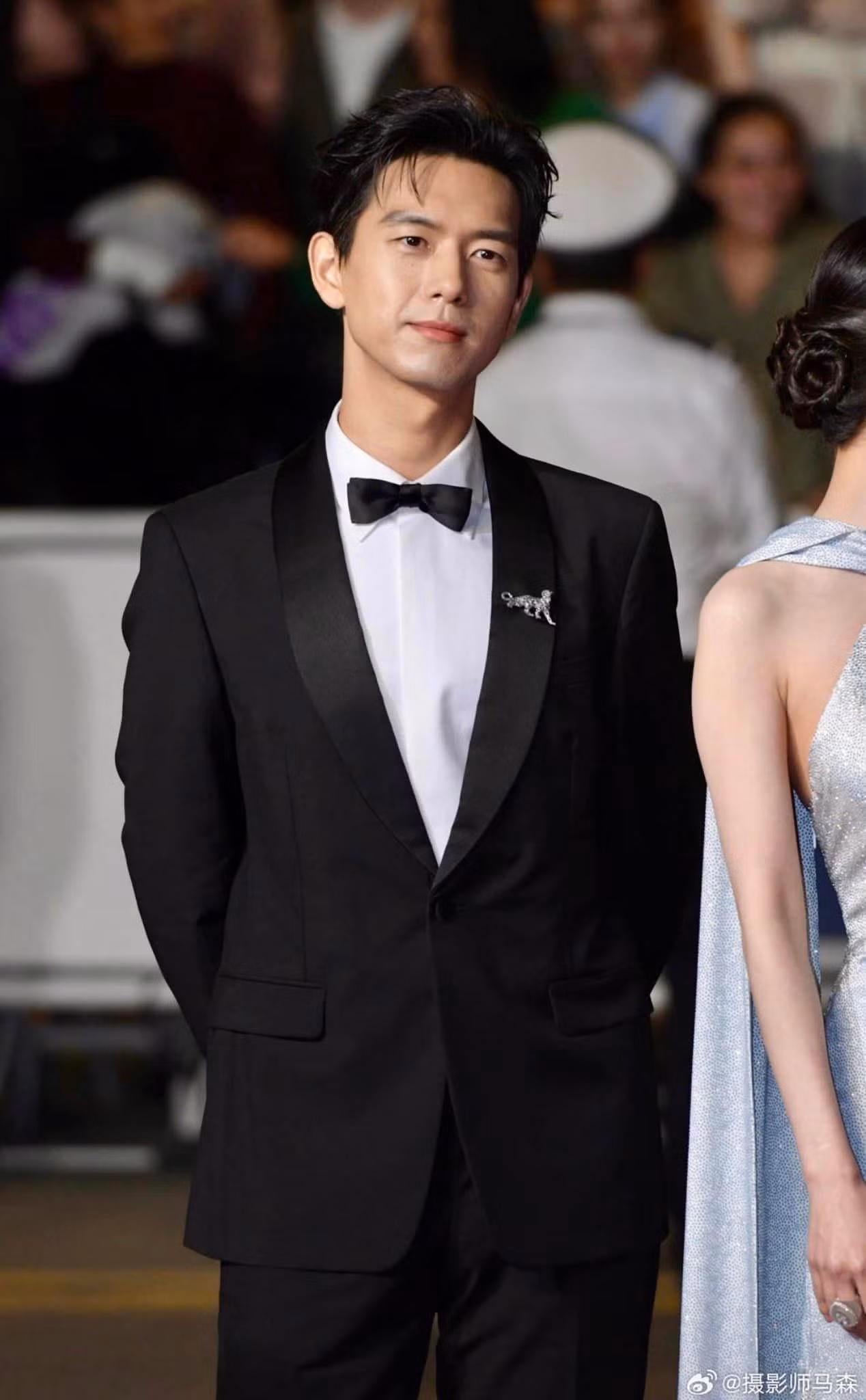 Lý Hiện diện âu phục tối màu trên thảm đỏ. Visual điển trai của mỹ nam khiên Cnet phát sốt. Lý Hiện diện âu phục tối màu trên thảm đỏ. Visual điển trai của mỹ nam khiên Cnet phát sốt.