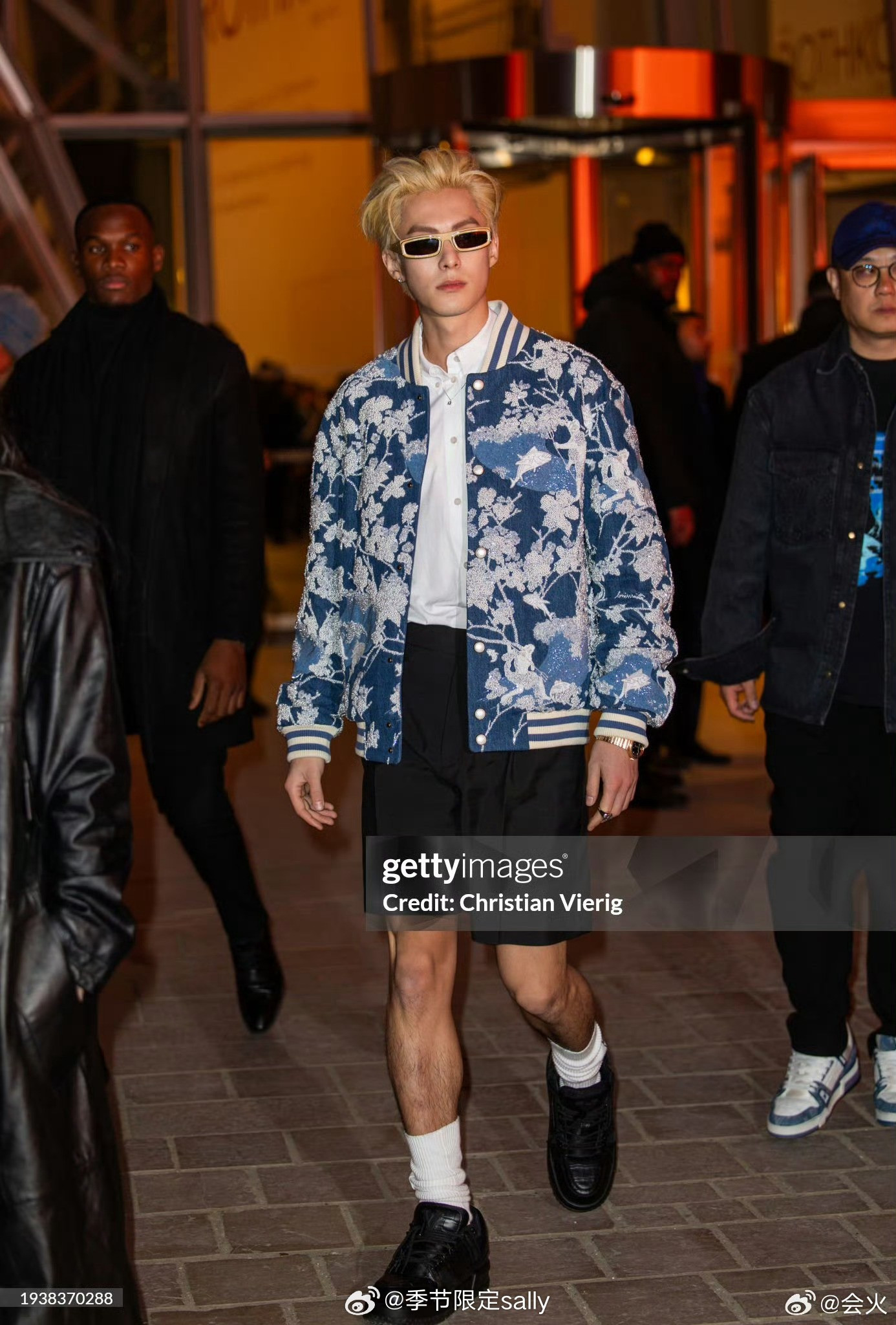 Vương Hạc Đệ là mỹ nam Hoa ngữ &quot;chiếm spotlight&quot; tại Paris Fashion Week lần này. Nam đại sứ thương hiệu bùng nổ nhan sắc trong màu tóc tẩy, trang phục &quot;chất chơi&quot;.