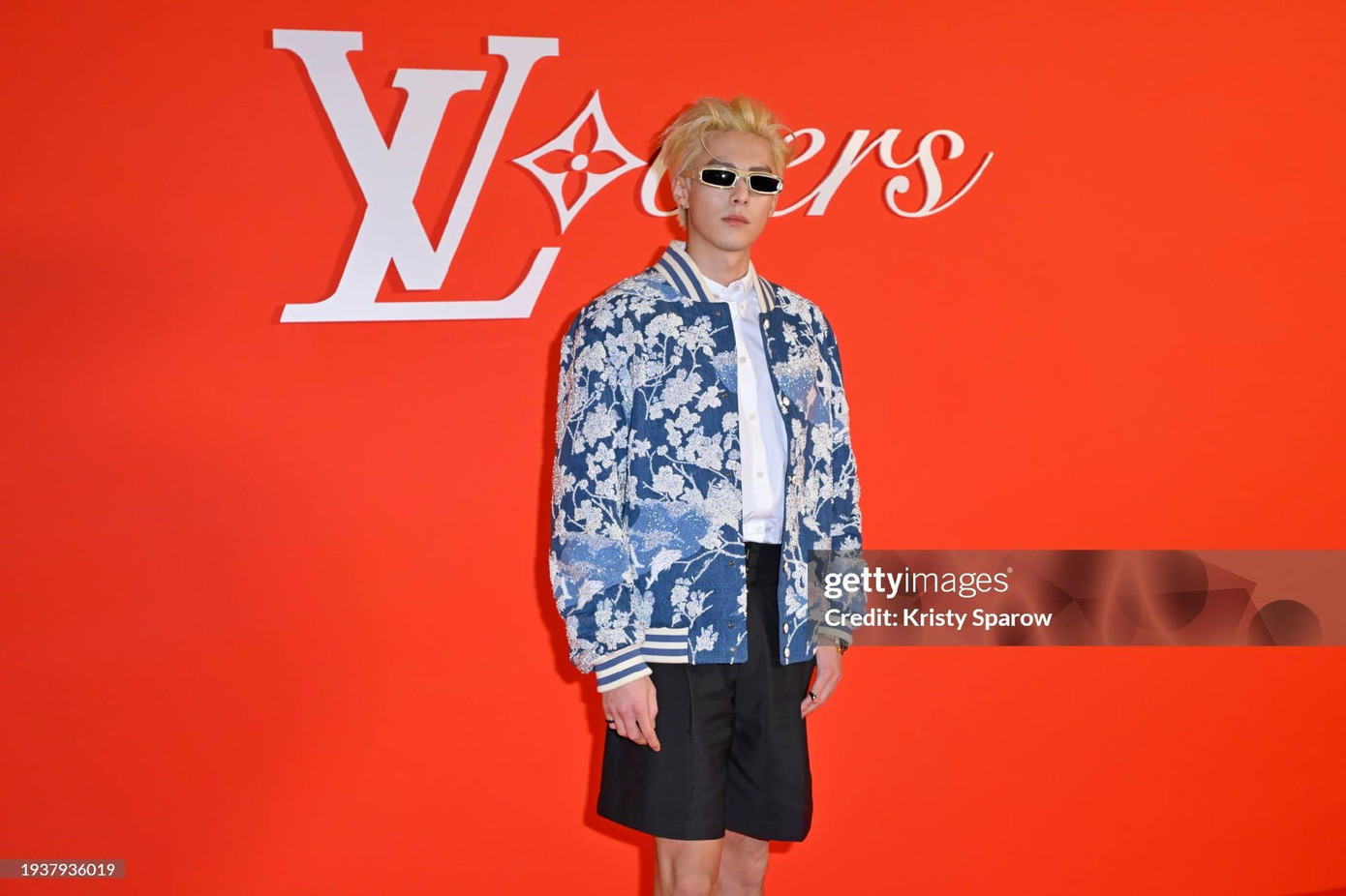 Vương Hạc Đệ là mỹ nam Hoa ngữ &quot;chiếm spotlight&quot; tại Paris Fashion Week lần này. Nam đại sứ thương hiệu bùng nổ nhan sắc trong màu tóc tẩy, trang phục &quot;chất chơi&quot;.