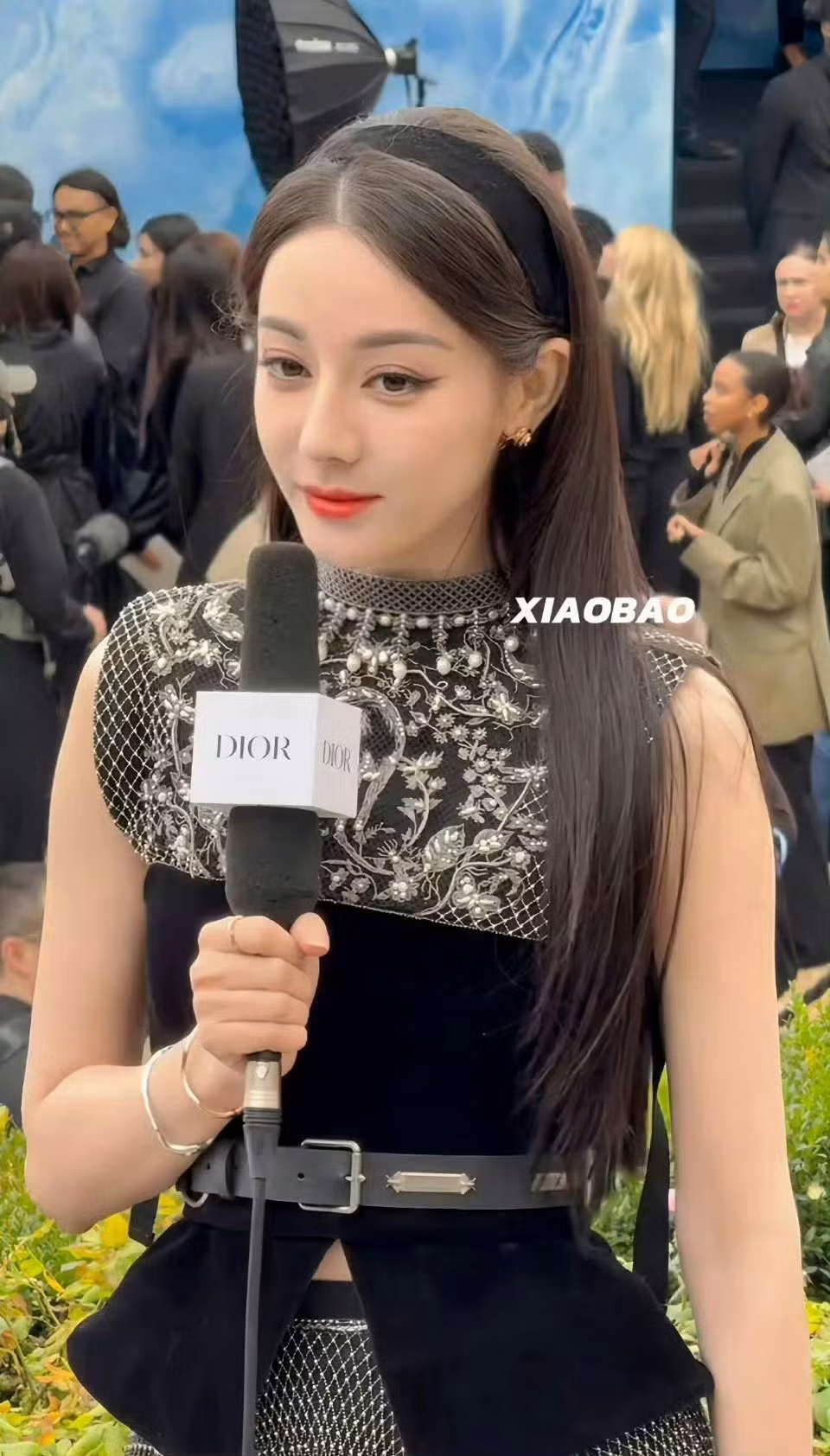 Qua ống kính của truyền thông quốc tế, nhan sắc siêu thực của nữ chính Mộ Tư Từ gây sốt.