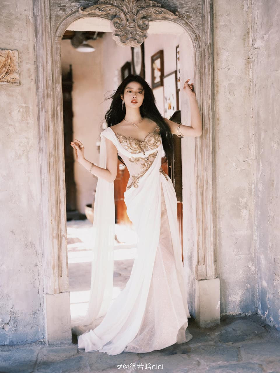 Các chi tiết cách điệu, đính đá nổi ở phần cúp ngực kết hợp với phần tà váy thướt tha giúp nữ diễn viên 25 tuổi nổi bật trong đêm hội lớn nhất năm của làng giải trí Hoa ngữ. Các chi tiết cách điệu, đính đá nổi ở phần cúp ngực kết hợp với phần tà váy thướt tha giúp nữ diễn viên 25 tuổi nổi bật trong đêm hội lớn nhất năm của làng giải trí Hoa ngữ.