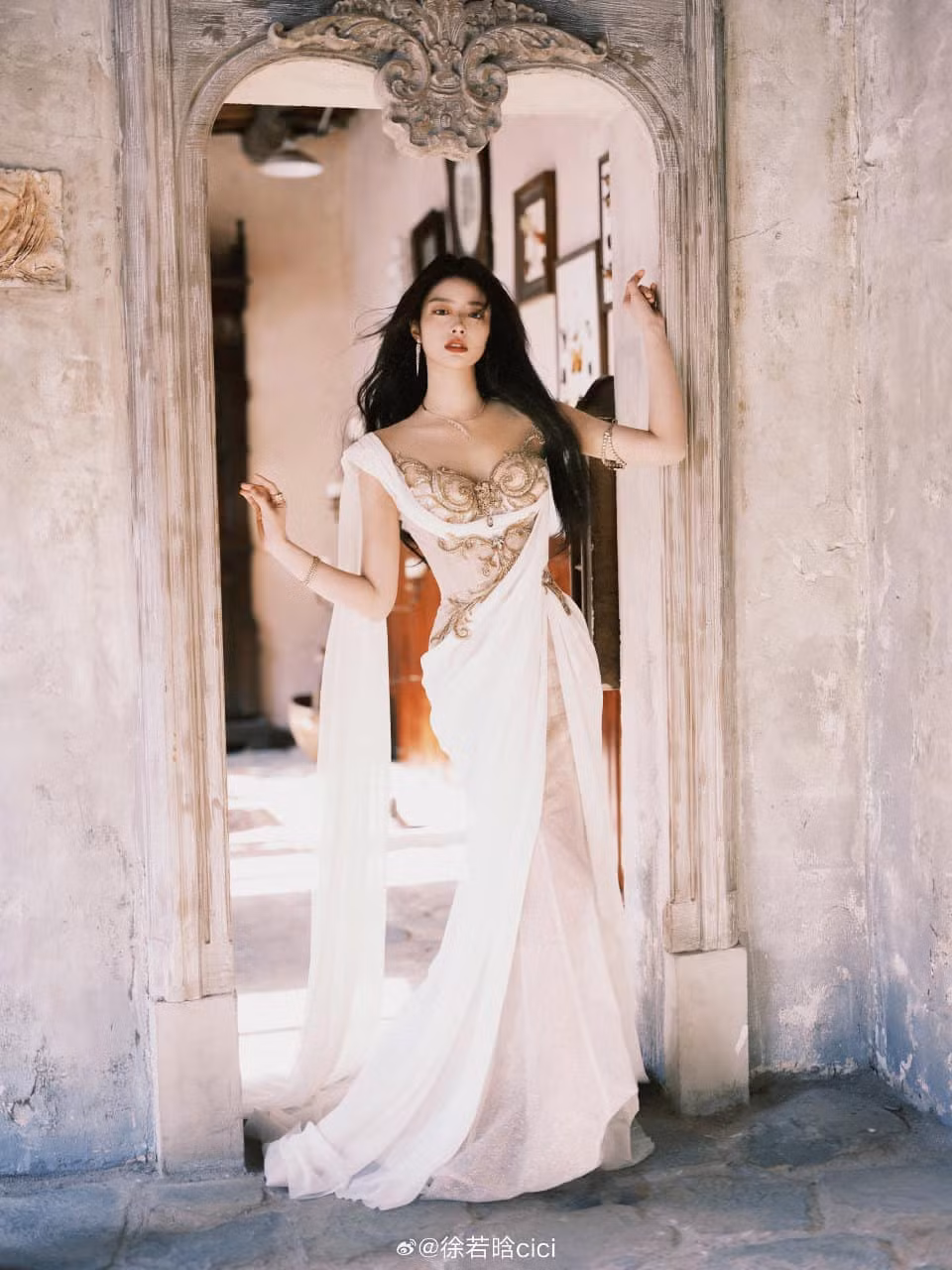 Các chi tiết cách điệu, đính đá nổi ở phần cúp ngực kết hợp với phần tà váy thướt tha giúp nữ diễn viên 25 tuổi nổi bật trong đêm hội lớn nhất năm của làng giải trí Hoa ngữ.