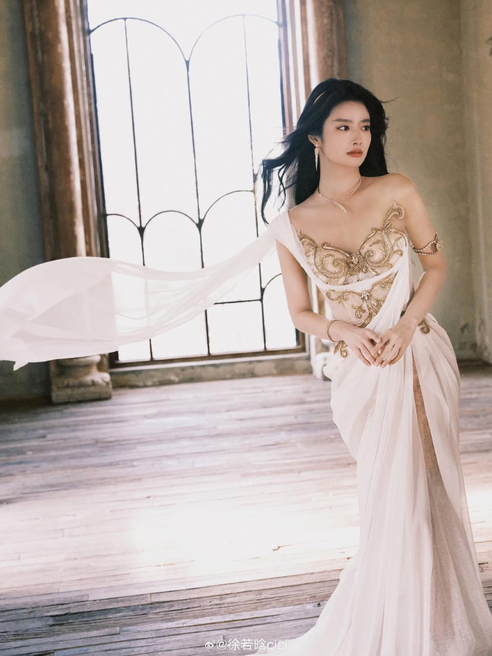 Các chi tiết cách điệu, đính đá nổi ở phần cúp ngực kết hợp với phần tà váy thướt tha giúp nữ diễn viên 25 tuổi nổi bật trong đêm hội lớn nhất năm của làng giải trí Hoa ngữ. Các chi tiết cách điệu, đính đá nổi ở phần cúp ngực kết hợp với phần tà váy thướt tha giúp nữ diễn viên 25 tuổi nổi bật trong đêm hội lớn nhất năm của làng giải trí Hoa ngữ.