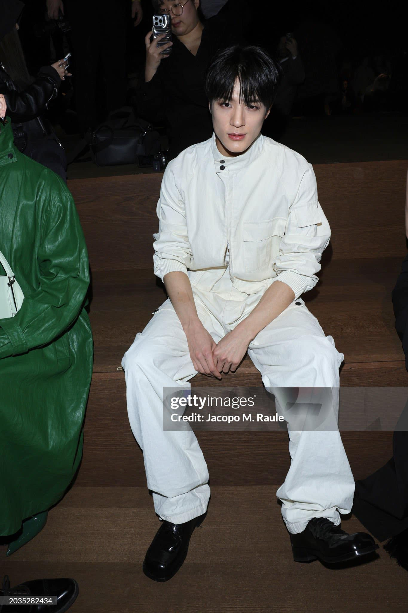 Mỹ nam sinh năm 2000 diện look 16 thuộc BST Xuân Hè 2024, tỏa sáng tại sự kiện với visual không tì vết. Mỹ nam sinh năm 2000 diện look 16 thuộc BST Xuân Hè 2024, tỏa sáng tại sự kiện với visual không tì vết.