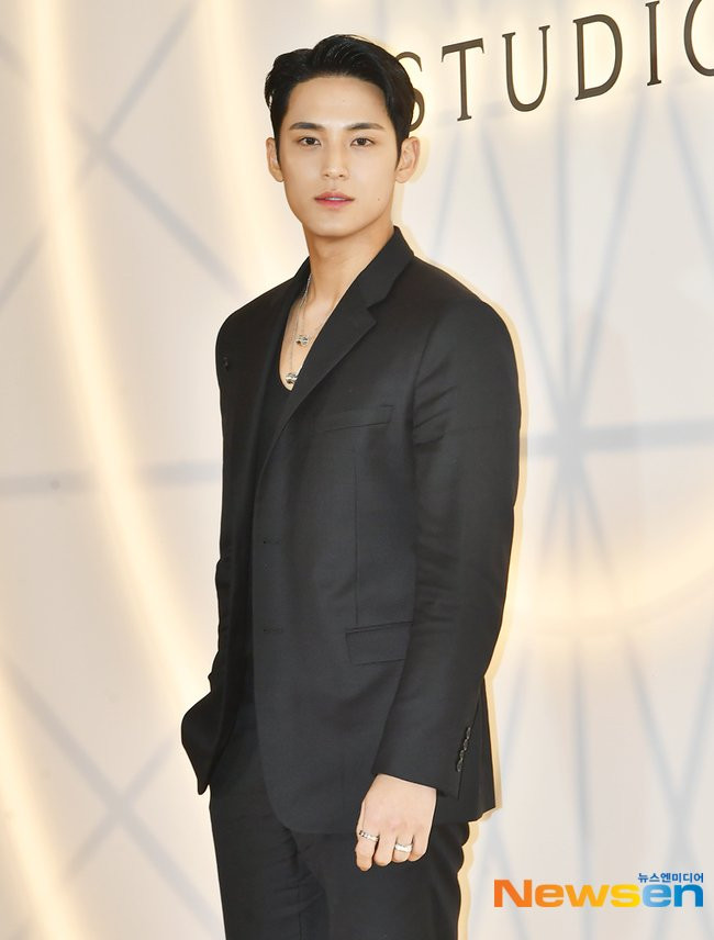 Mingyu SEVENTEEN tham dự sự kiện với âu phục tối màu. Mỹ nam 26 tuổi duy trì phong độ nhan sắc điển trai qua các sự kiện đồng hành cùng các thương hiệu xa xỉ. Mingyu SEVENTEEN tham dự sự kiện với âu phục tối màu. Mỹ nam 26 tuổi duy trì phong độ nhan sắc điển trai qua các sự kiện đồng hành cùng các thương hiệu xa xỉ.