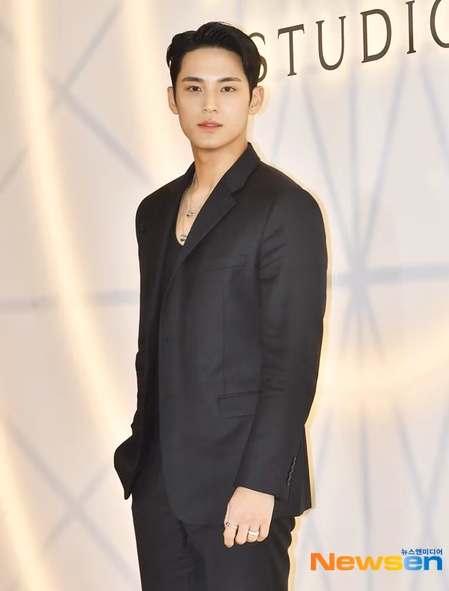 Mingyu SEVENTEEN tham dự sự kiện với âu phục tối màu. Mỹ nam 26 tuổi duy trì phong độ nhan sắc điển trai qua các sự kiện đồng hành cùng các thương hiệu xa xỉ.