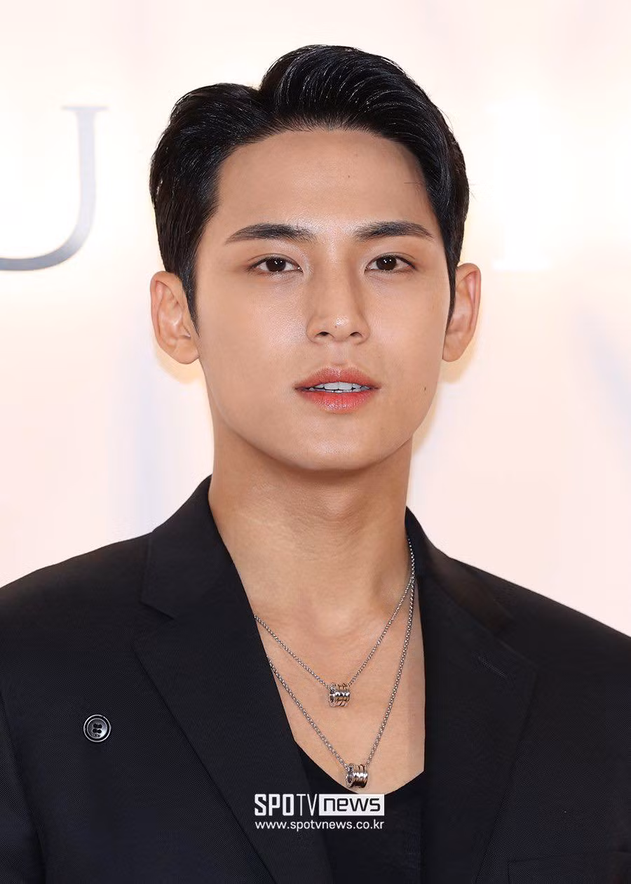 Mingyu SEVENTEEN tham dự sự kiện với âu phục tối màu. Mỹ nam 26 tuổi duy trì phong độ nhan sắc điển trai qua các sự kiện đồng hành cùng các thương hiệu xa xỉ.
