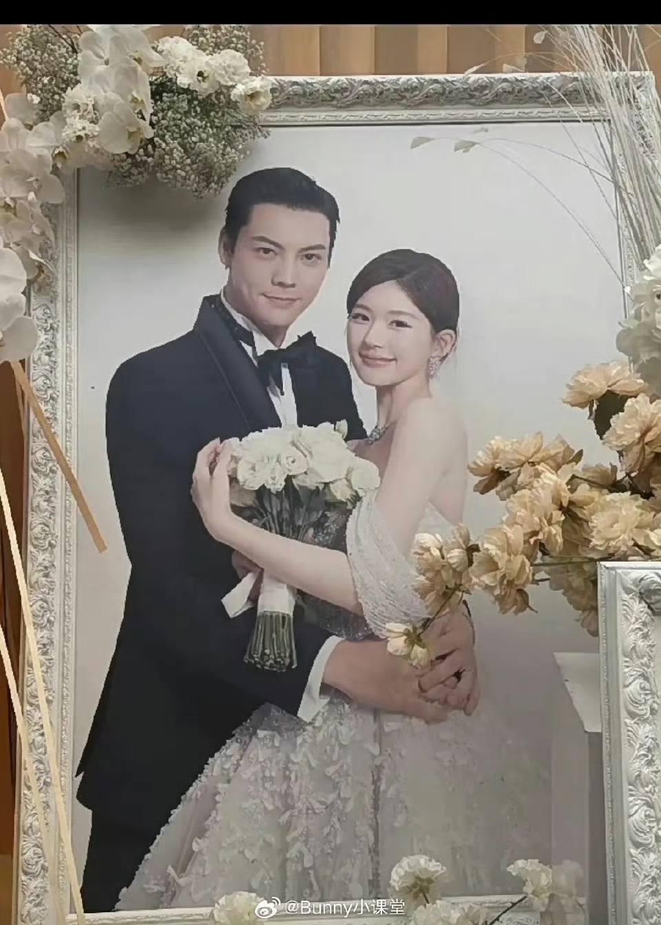 Trong bộ hình cưới chụp cùng Trần Vỹ Đình, Triệu Lộ Tư diện thiết kế đầm cưới đến từ BST Xuân Hè 2024 của thương hiệu Georges Hobeika Bridal.