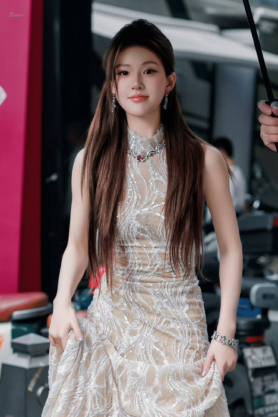 Ở một tạo hình khác, sao nữ khoe sắc vóc mảnh mai trong mẫu đầm tông màu be thuộc BST Thu Đông 2024 của nhà mốt NICOLE FELICIA.