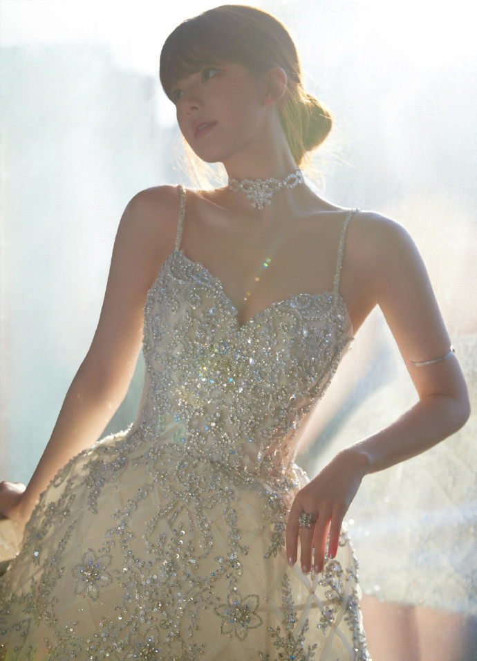 Trước đó, mỹ nhân Hoa ngữ đã có lần hợp tác thành công với Ivan Yong Couture trong đêm hội Douyin diễn ra vào tháng 10 năm 2023.