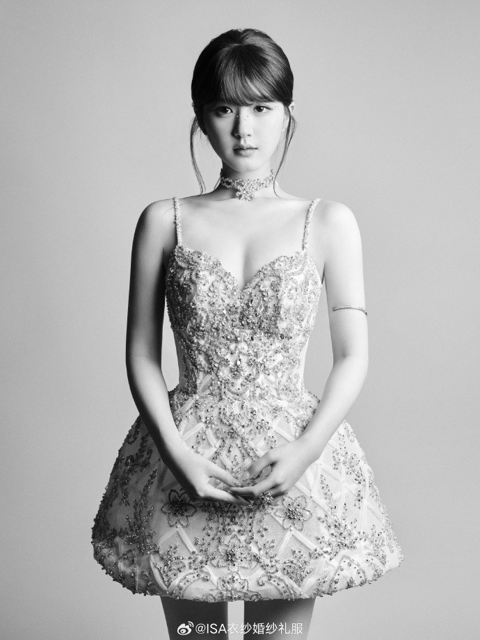 Trước đó, mỹ nhân Hoa ngữ đã có lần hợp tác thành công với Ivan Yong Couture trong đêm hội Douyin diễn ra vào tháng 10 năm 2023.