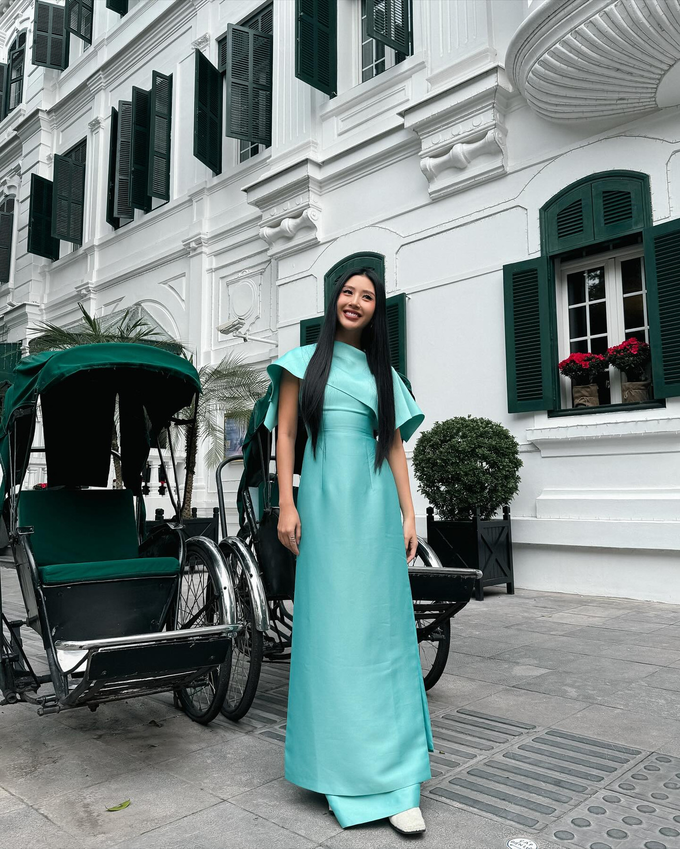 Gia đình fashionista Quỳnh Anh Shyn nổi bật giữa đường phố Hà Nội với trang phục mix&match tông màu xanh mint. Gia đình fashionista Quỳnh Anh Shyn nổi bật giữa đường phố Hà Nội với trang phục mix&match tông màu xanh mint.