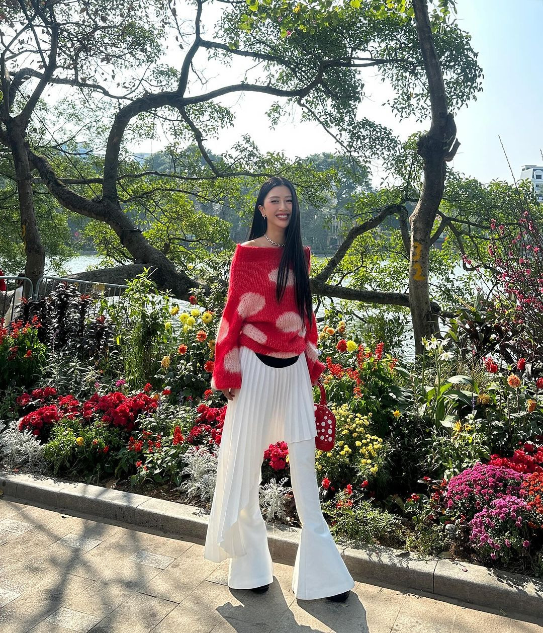 Thời trang du Xuân mùng 2 của fashionista 27 tuổi gây ấn tượng nhờ vẻ cá tính, hiện đại. Cô diện trang phục tông màu trắng - đỏ, phối quần ống loe và váy xếp ly bất đối xứng thời thượng. Thời trang du Xuân mùng 2 của fashionista 27 tuổi gây ấn tượng nhờ vẻ cá tính, hiện đại. Cô diện trang phục tông màu trắng - đỏ, phối quần ống loe và váy xếp ly bất đối xứng thời thượng.