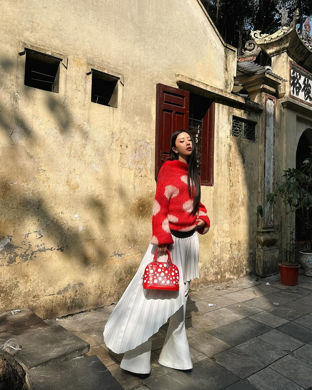 Thời trang du Xuân mùng 2 của fashionista 27 tuổi gây ấn tượng nhờ vẻ cá tính, hiện đại. Cô diện trang phục tông màu trắng - đỏ, phối quần ống loe và váy xếp ly bất đối xứng thời thượng. Thời trang du Xuân mùng 2 của fashionista 27 tuổi gây ấn tượng nhờ vẻ cá tính, hiện đại. Cô diện trang phục tông màu trắng - đỏ, phối quần ống loe và váy xếp ly bất đối xứng thời thượng.