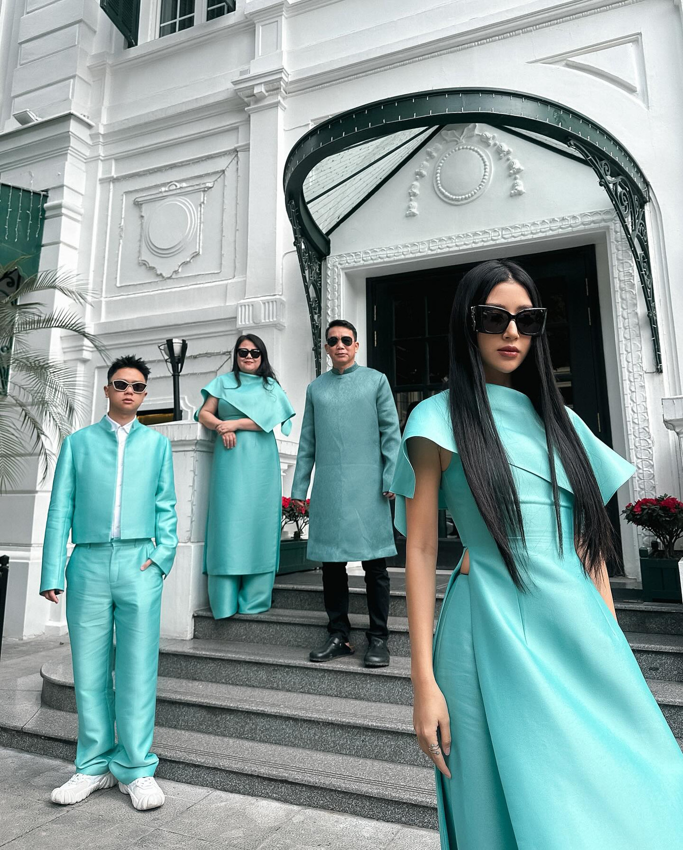 Gia đình fashionista Quỳnh Anh Shyn nổi bật giữa đường phố Hà Nội với trang phục mix&match tông màu xanh mint. Gia đình fashionista Quỳnh Anh Shyn nổi bật giữa đường phố Hà Nội với trang phục mix&match tông màu xanh mint.