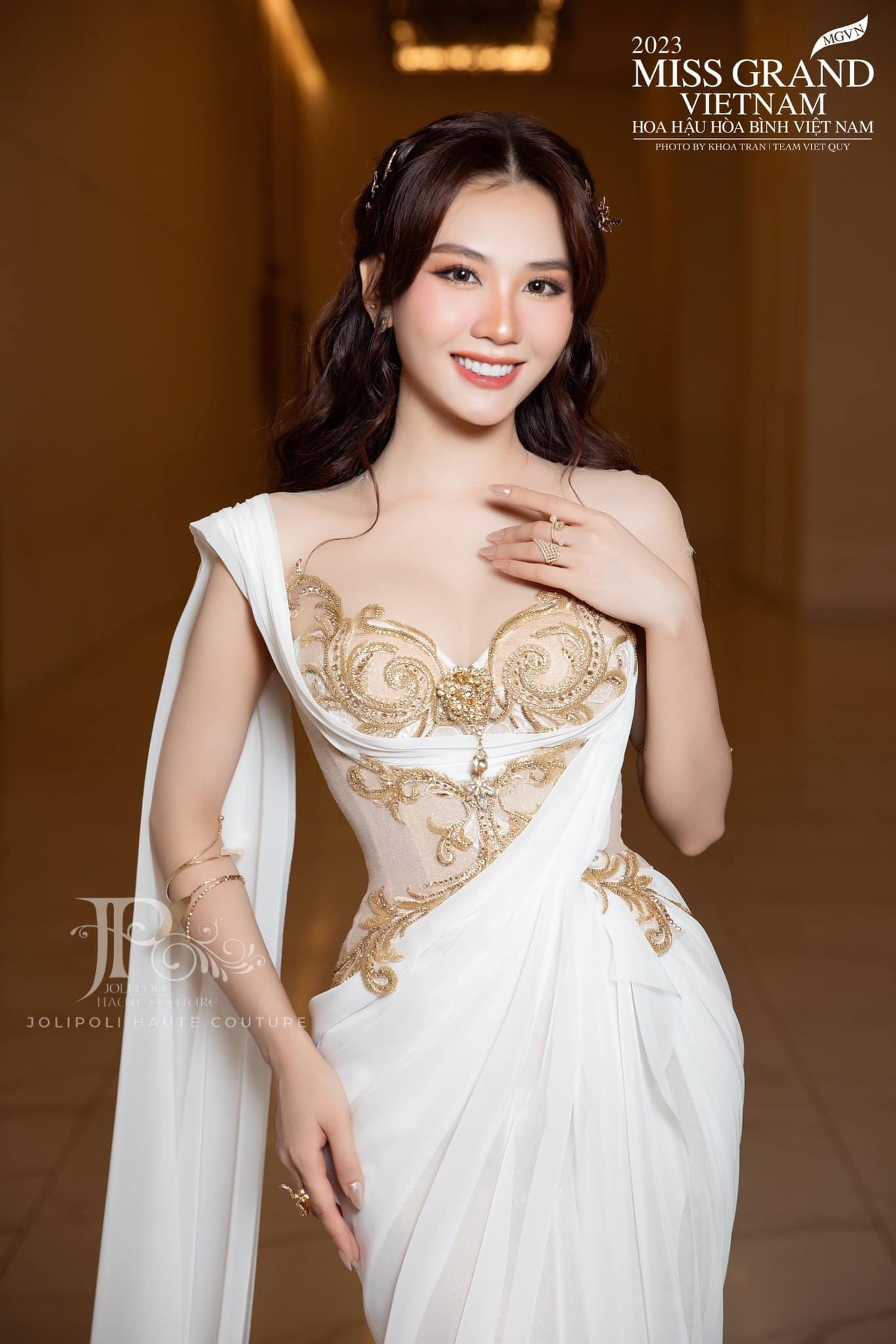 Kiểu tóc rẽ ngôi, xoăn sóng bồng bềnh cùng thần thái cuốn hút của Miss World Vietnam 2022. Kiểu tóc rẽ ngôi, xoăn sóng bồng bềnh cùng thần thái cuốn hút của Miss World Vietnam 2022.