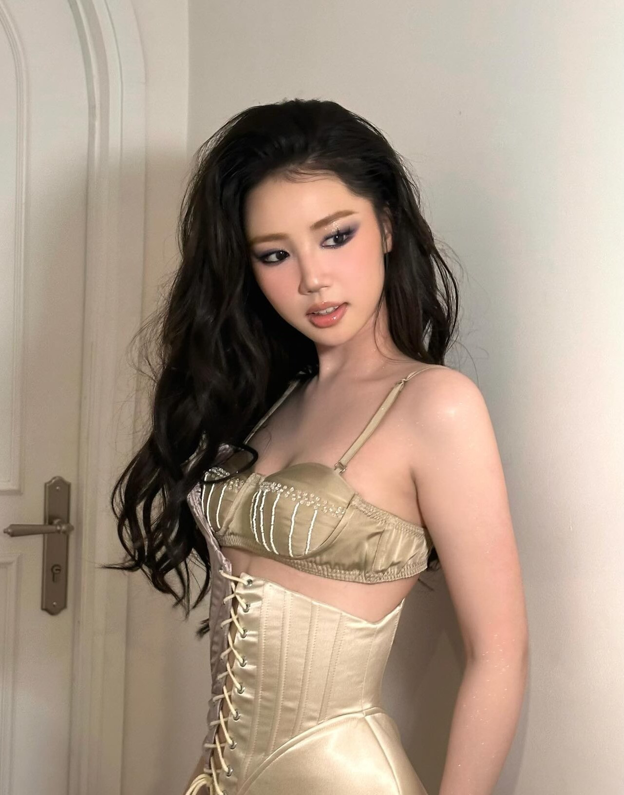 Đây là lần hiếm hoi Amee thử nghiệm với những thiết kế có tính thử thách, táo bạo.