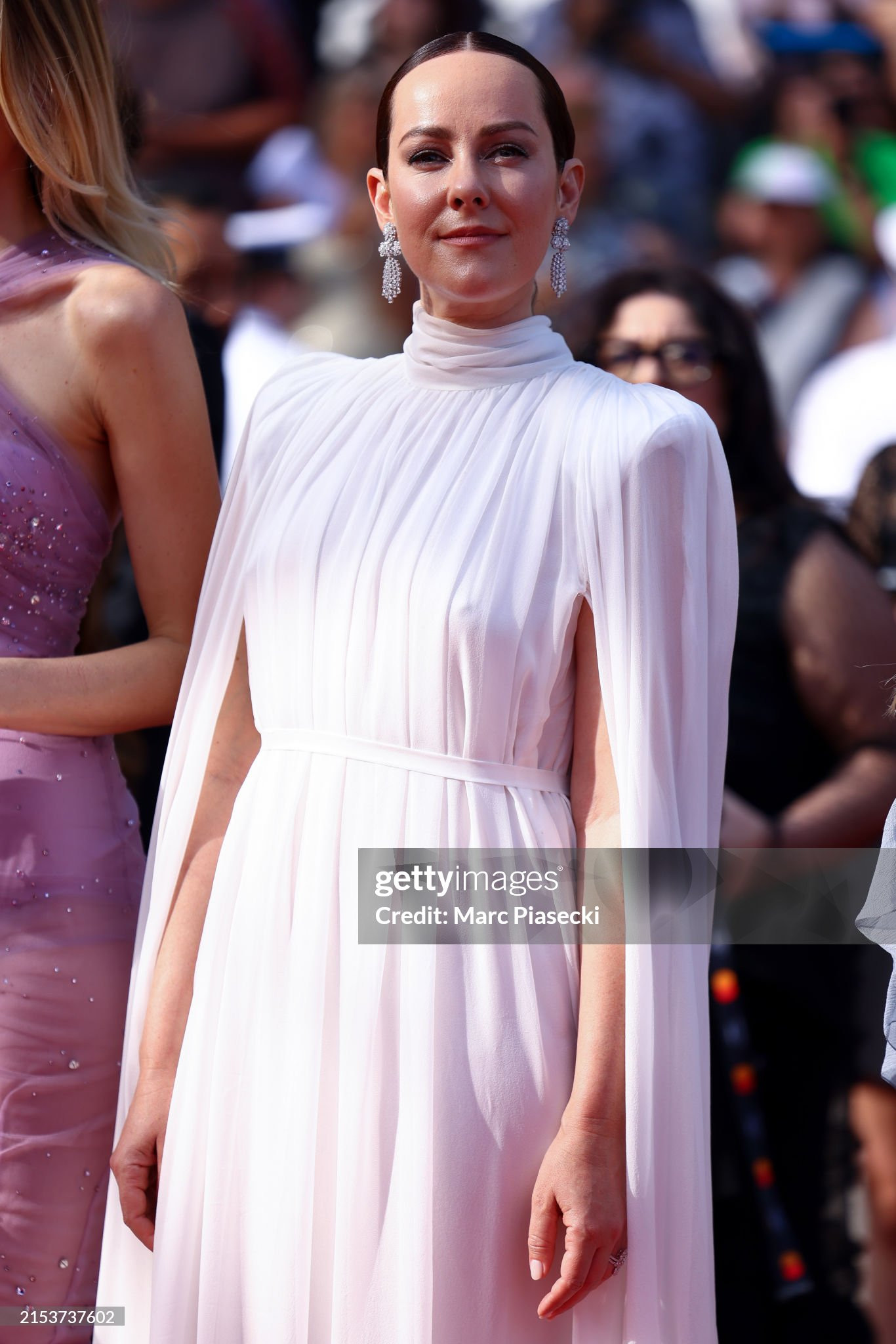 Jena Malone - "ác quỷ sàn catwalk" của The Neon Demon thanh lịch trong thiết kế đầm trắng. Jena Malone - "ác quỷ sàn catwalk" của The Neon Demon thanh lịch trong thiết kế đầm trắng.