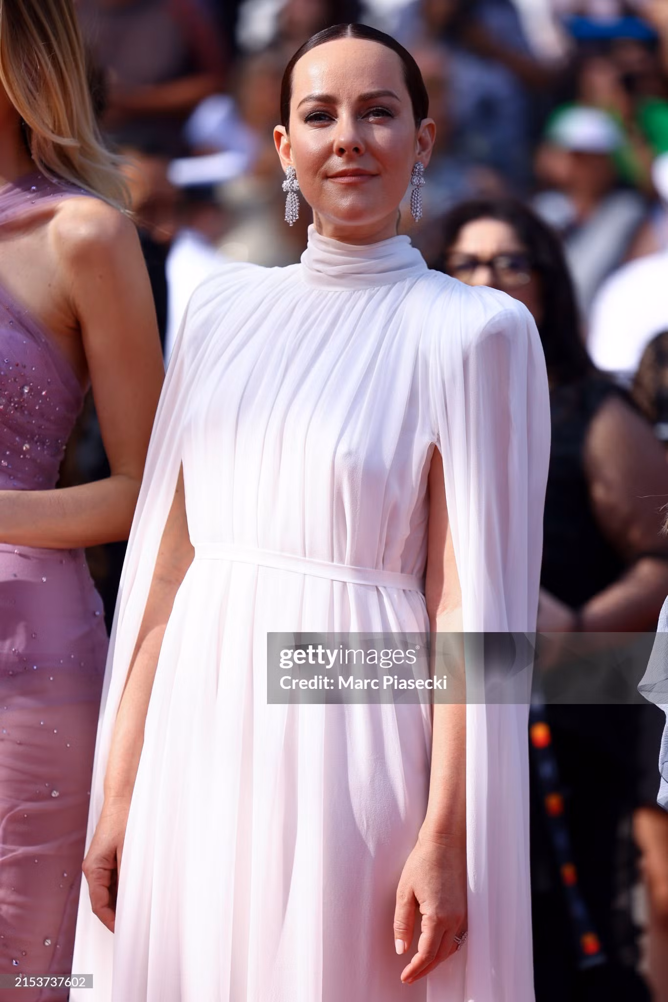 Jena Malone - "ác quỷ sàn catwalk" của The Neon Demon thanh lịch trong thiết kế đầm trắng.