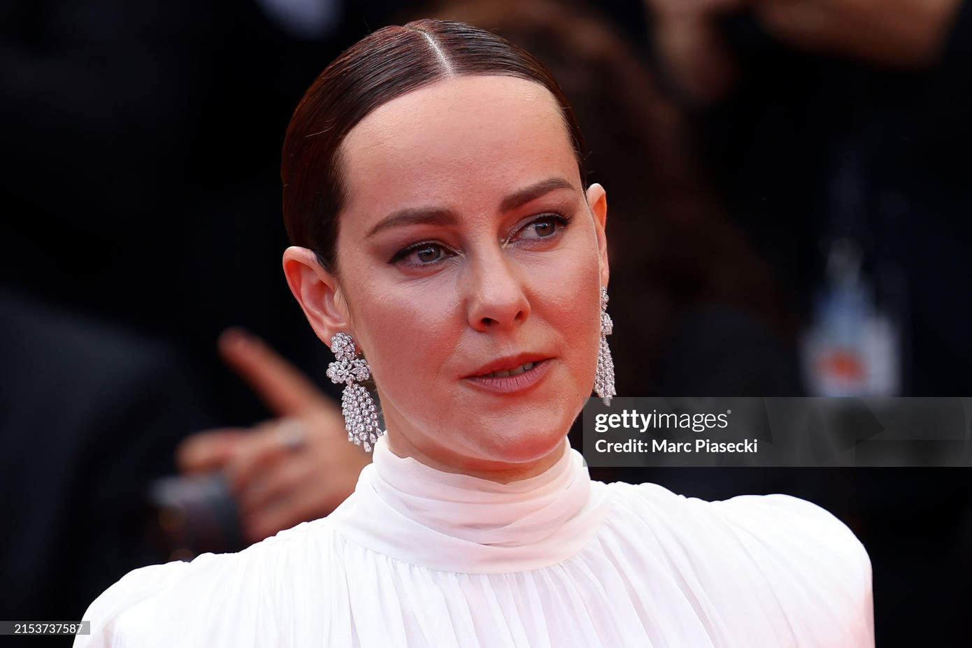 Jena Malone - "ác quỷ sàn catwalk" của The Neon Demon thanh lịch trong thiết kế đầm trắng. Jena Malone - "ác quỷ sàn catwalk" của The Neon Demon thanh lịch trong thiết kế đầm trắng.