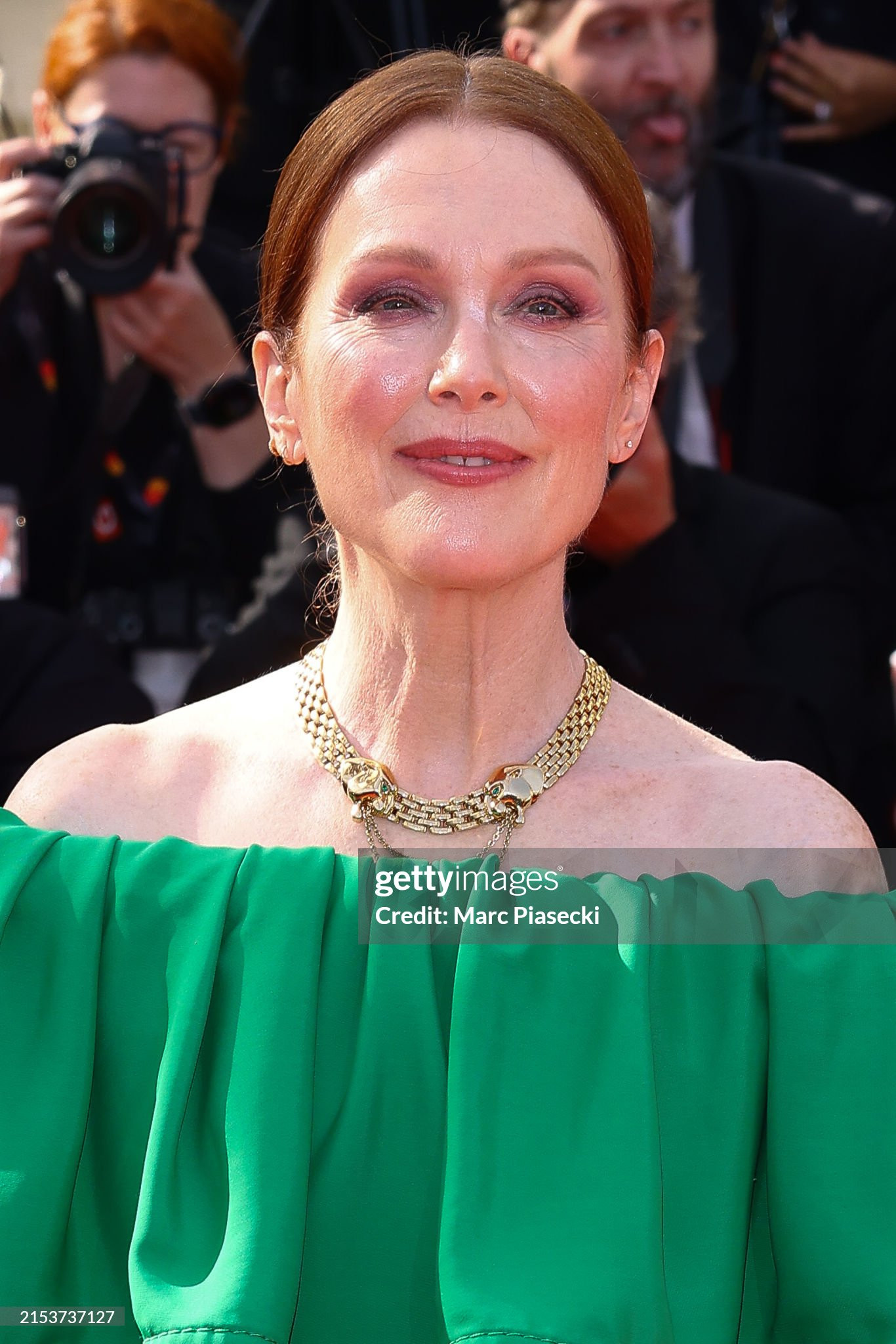 Julianne Moore - nữ diễn viên người Mỹ rạng rỡ trong thiết kế trễ vai mài xanh lá. Julianne Moore - nữ diễn viên người Mỹ rạng rỡ trong thiết kế trễ vai mài xanh lá.