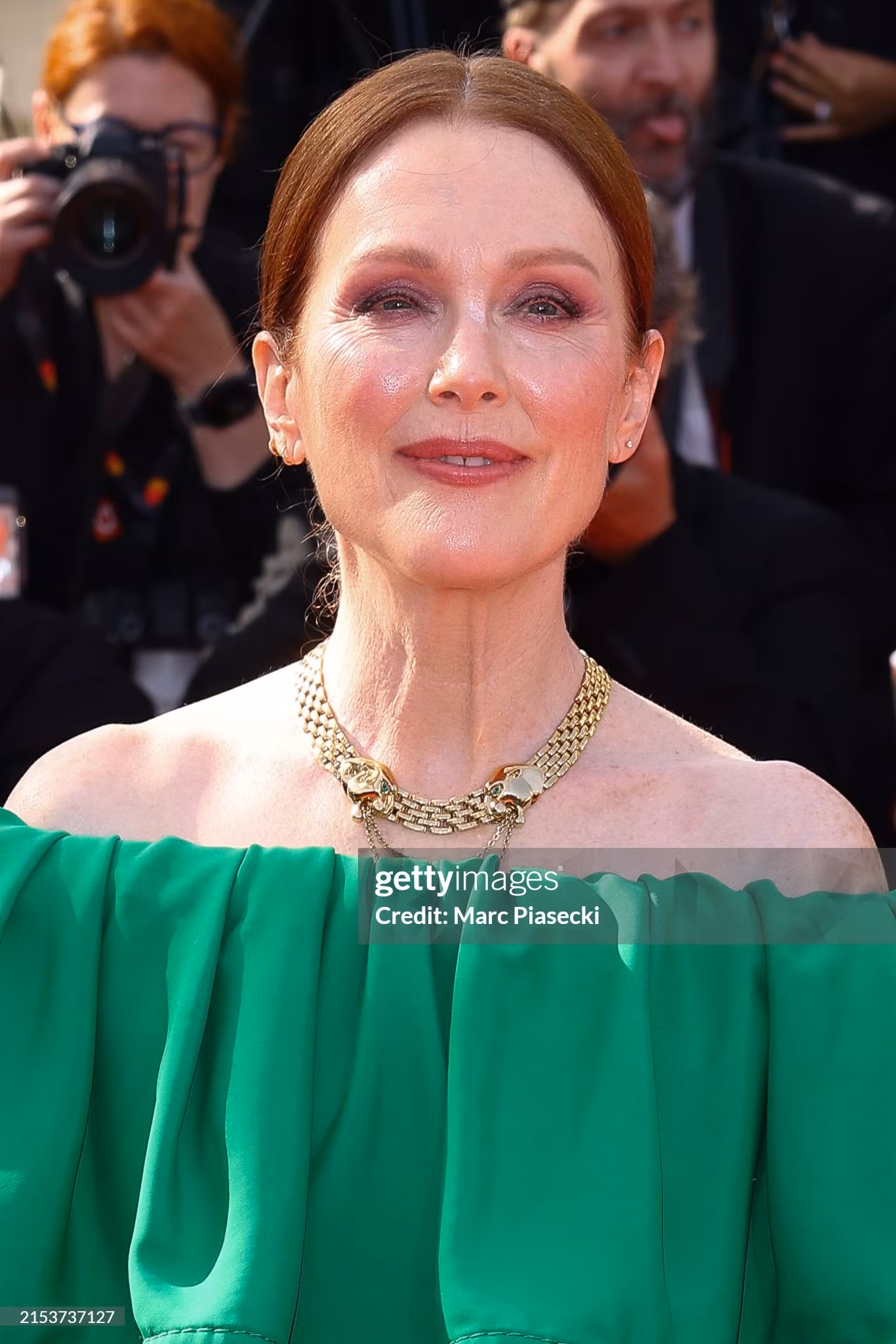 Julianne Moore - nữ diễn viên người Mỹ rạng rỡ trong thiết kế trễ vai mài xanh lá.