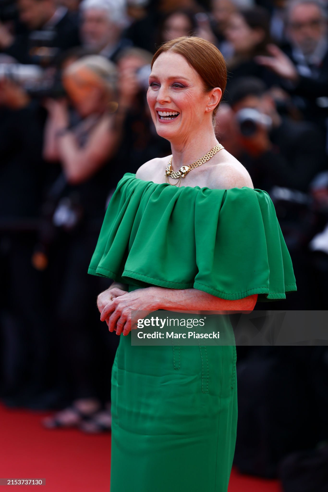 Julianne Moore - nữ diễn viên người Mỹ rạng rỡ trong thiết kế trễ vai mài xanh lá. Julianne Moore - nữ diễn viên người Mỹ rạng rỡ trong thiết kế trễ vai mài xanh lá.