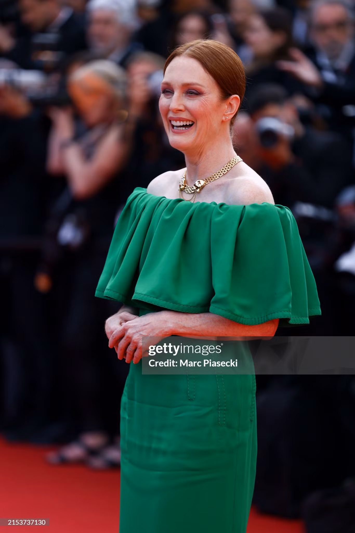 Julianne Moore - nữ diễn viên người Mỹ rạng rỡ trong thiết kế trễ vai mài xanh lá.