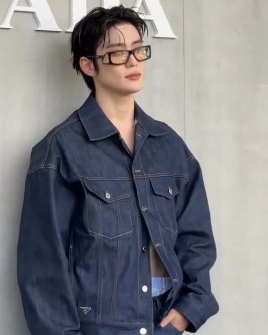 Cận cảnh nhan sắc của nam thần tượng người Hàn tại show diễn.