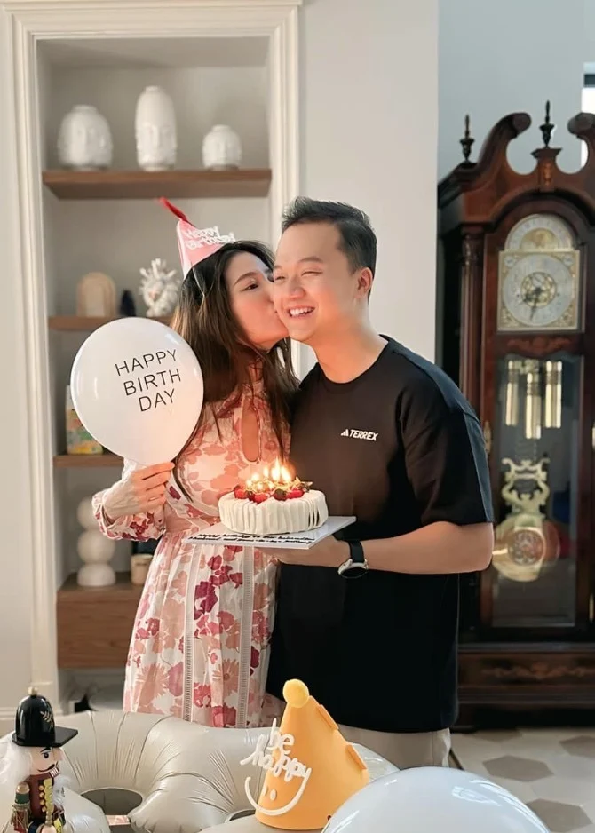 Diễm My và chồng doanh nhân vừa kỷ niệm 1 năm ngày cưới.