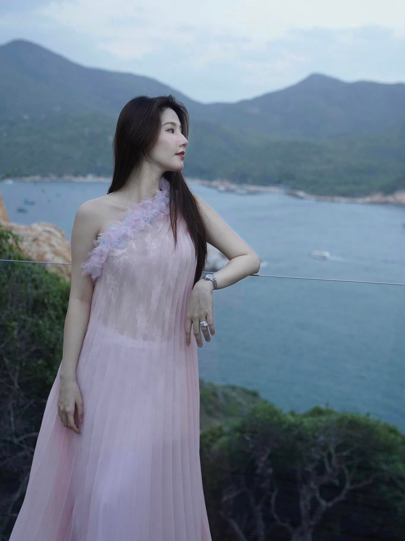 Diễm My &quot;ghi điểm&quot; với gu thời trang bầu thanh lịch, ngọt ngào. Các chi tiết xếp ly, bồng xòe cùng tông màu pastel tôn lên nhan sắc cuốn hút của &quot;nàng dâu hào môn&quot;.