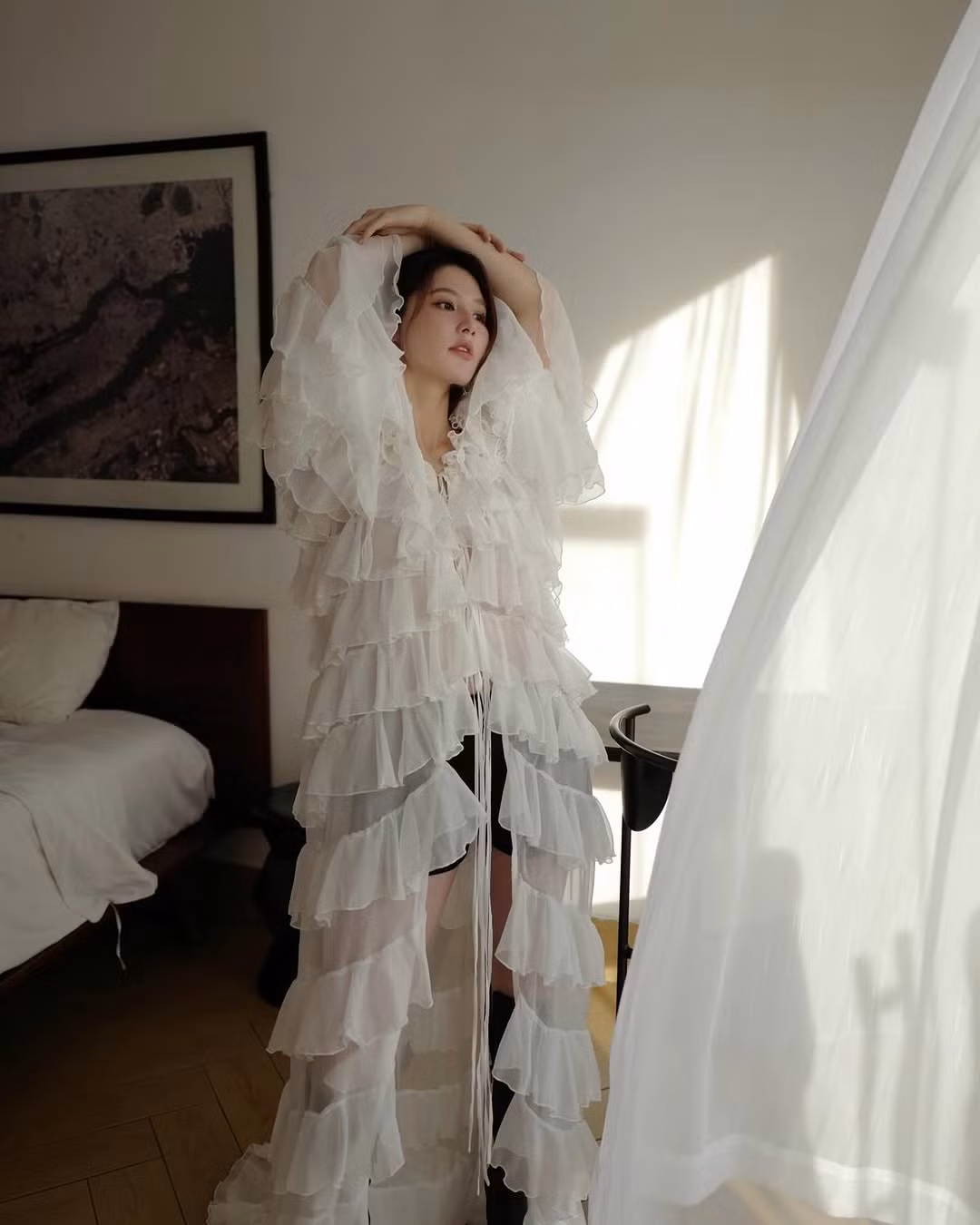 Diễm My "ghi điểm" với gu thời trang bầu thanh lịch, ngọt ngào. Các chi tiết xếp ly, bồng xòe cùng tông màu pastel tôn lên nhan sắc cuốn hút của "nàng dâu hào môn".