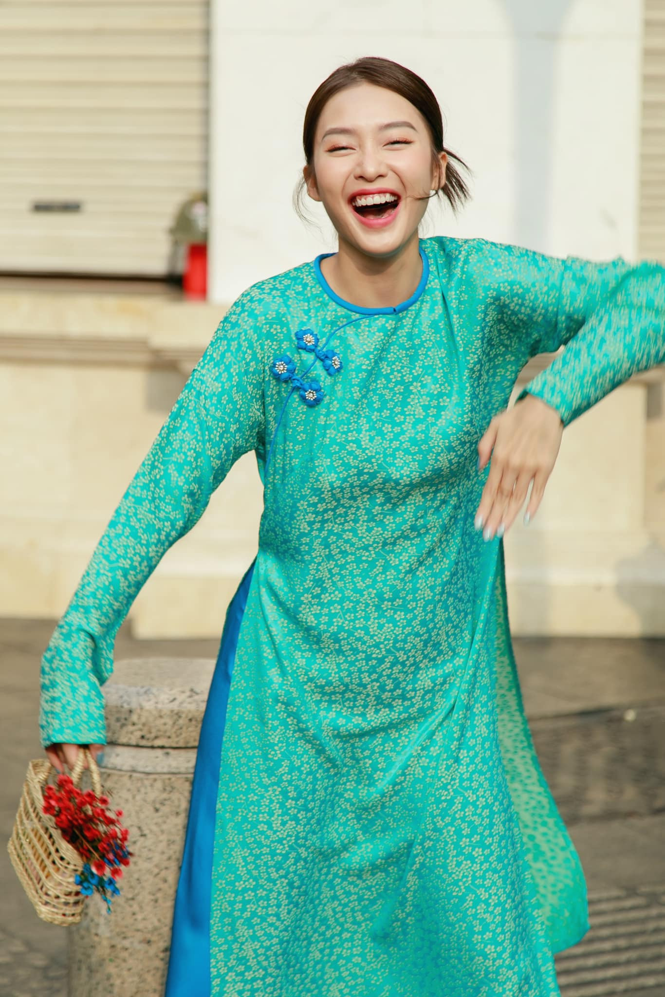 Khả Ngân chọn hai tông màu nổi bật xanh, đỏ khi đi du Xuân.