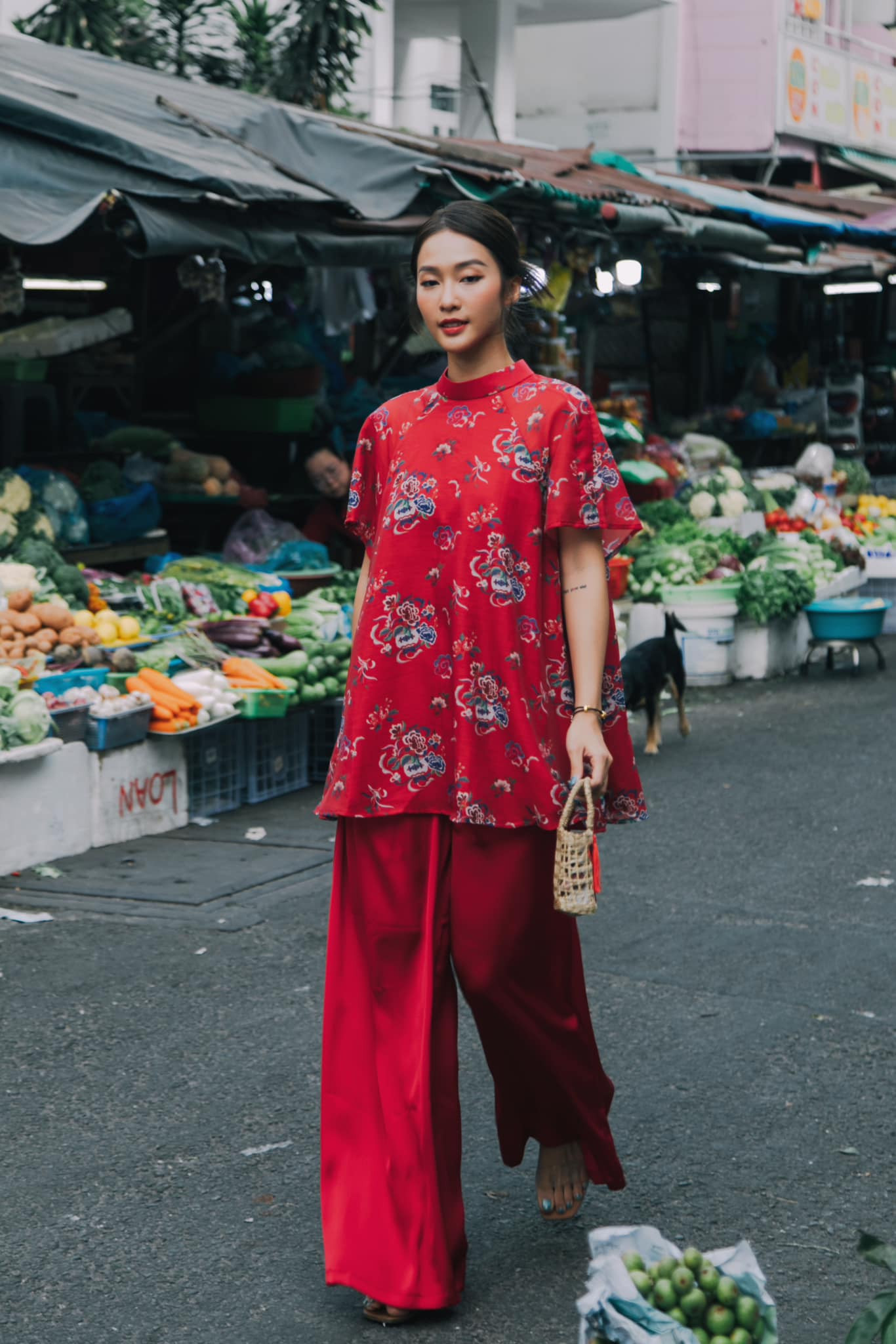 Khả Ngân chọn hai tông màu nổi bật xanh, đỏ khi đi du Xuân.