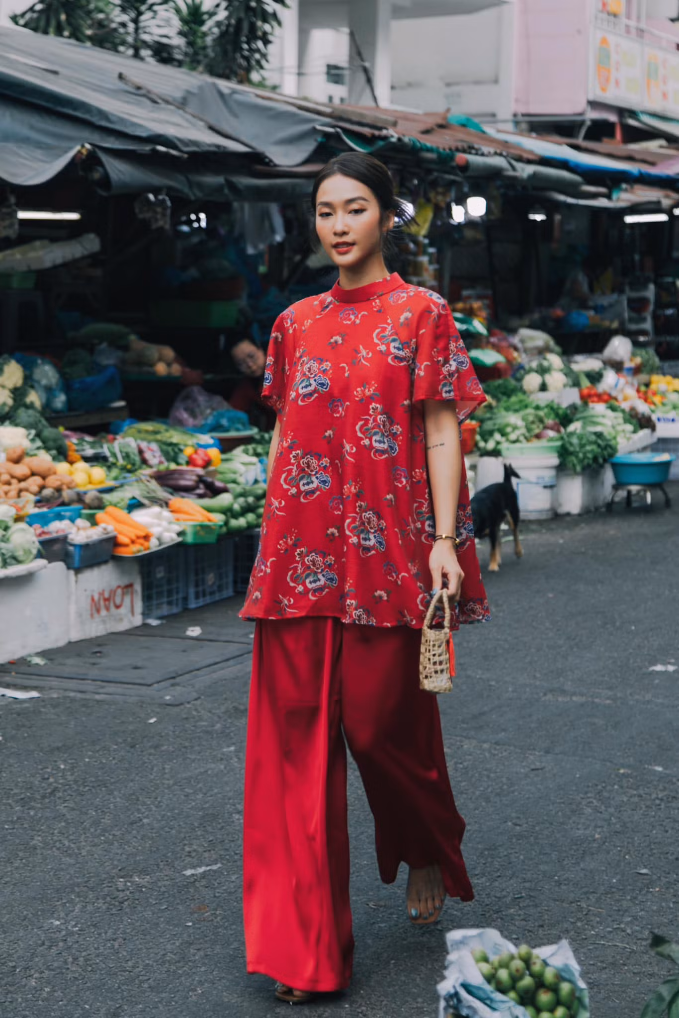 Khả Ngân chọn hai tông màu nổi bật xanh, đỏ khi đi du Xuân.