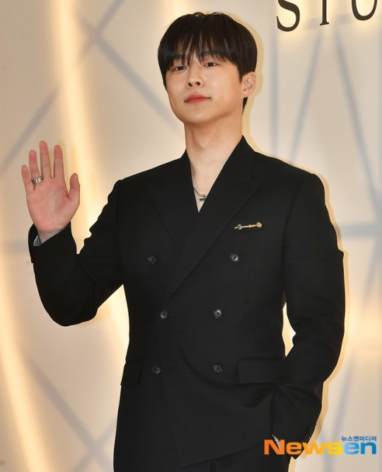 Nam diễn viên Bae In Hyuk cũng lựa chọn suit đen phù hợp dress code sự kiện. Nam diễn viên Bae In Hyuk cũng lựa chọn suit đen phù hợp dress code sự kiện.