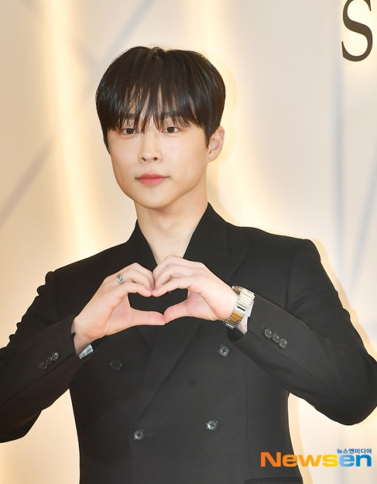 Nam diễn viên Bae In Hyuk cũng lựa chọn suit đen phù hợp dress code sự kiện. Nam diễn viên Bae In Hyuk cũng lựa chọn suit đen phù hợp dress code sự kiện.