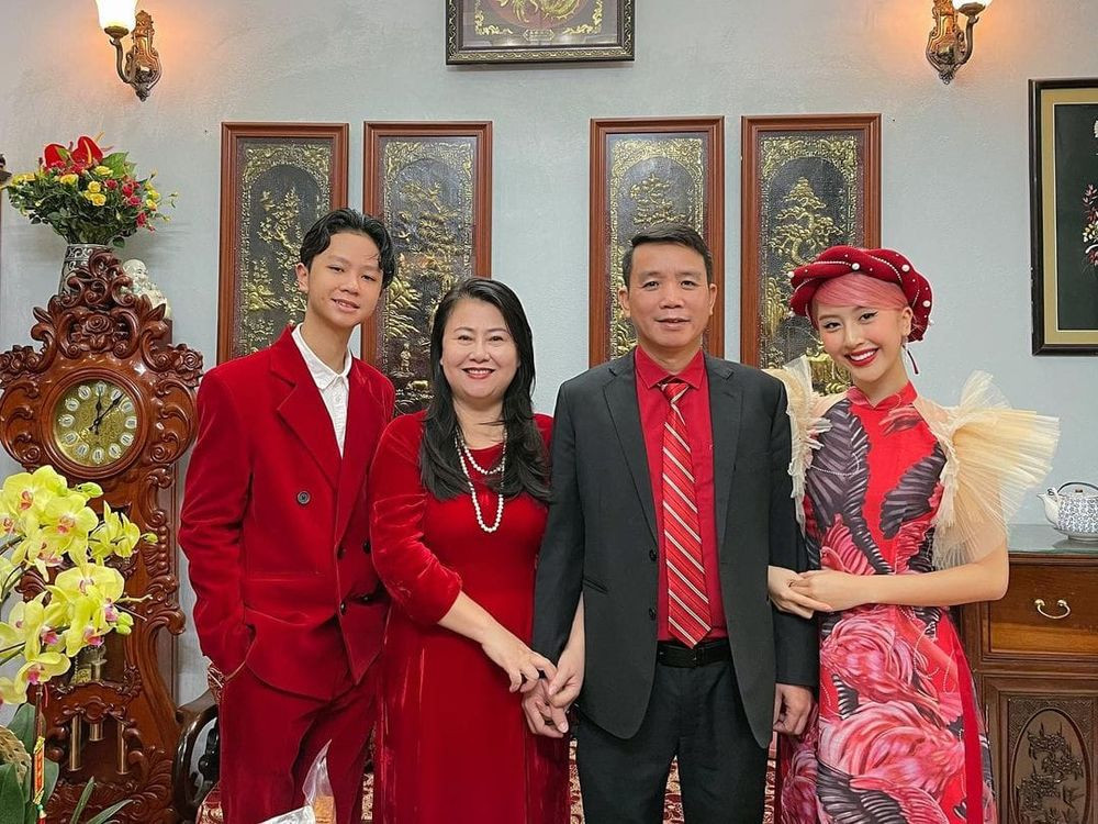 Từ năm 2017, fashionista "ghi điểm" với truyền thống chụp ảnh gia đình vào mùng 1 Tết. Cô khéo léo lựa chọn các thiết kế trang phục với màu sắc ton sur ton cho các thành viên. Từ năm 2017, fashionista "ghi điểm" với truyền thống chụp ảnh gia đình vào mùng 1 Tết. Cô khéo léo lựa chọn các thiết kế trang phục với màu sắc ton sur ton cho các thành viên.