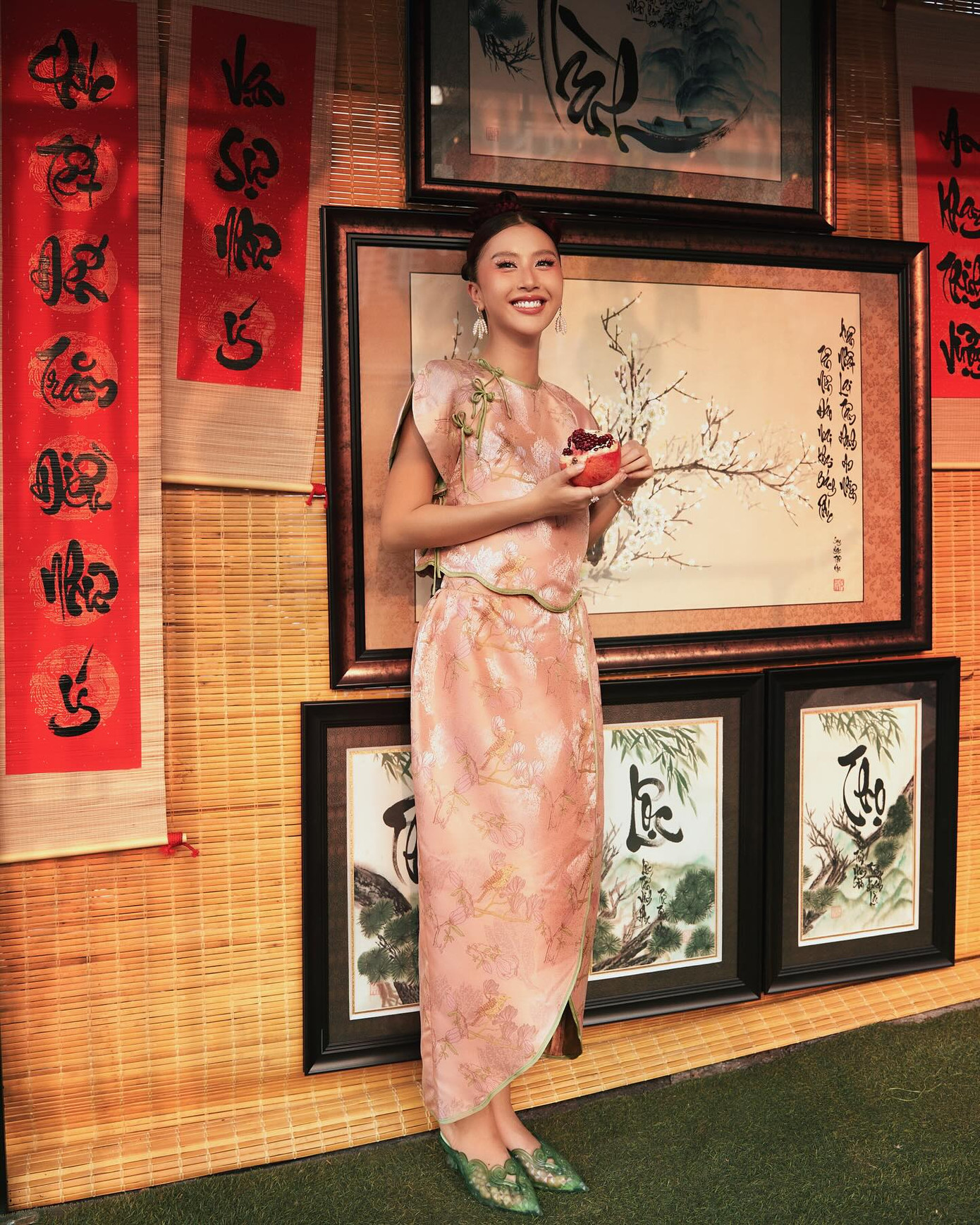 Trong các bộ hình thời trang, Quỳnh Anh Shyn đem đến tinh thần hiện đại, độc đáo qua cách "chơi màu", form dáng độc lạ. Trong các bộ hình thời trang, Quỳnh Anh Shyn đem đến tinh thần hiện đại, độc đáo qua cách "chơi màu", form dáng độc lạ.