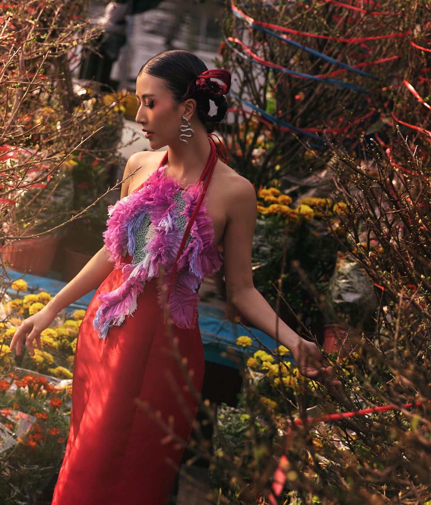 Trong các bộ hình thời trang, Quỳnh Anh Shyn đem đến tinh thần hiện đại, độc đáo qua cách "chơi màu", form dáng độc lạ. Trong các bộ hình thời trang, Quỳnh Anh Shyn đem đến tinh thần hiện đại, độc đáo qua cách "chơi màu", form dáng độc lạ.