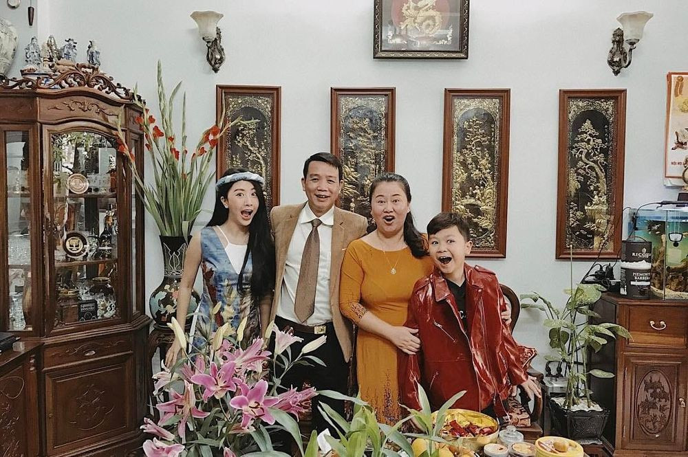 Từ năm 2017, fashionista "ghi điểm" với truyền thống chụp ảnh gia đình vào mùng 1 Tết. Cô khéo léo lựa chọn các thiết kế trang phục với màu sắc ton sur ton cho các thành viên. Từ năm 2017, fashionista "ghi điểm" với truyền thống chụp ảnh gia đình vào mùng 1 Tết. Cô khéo léo lựa chọn các thiết kế trang phục với màu sắc ton sur ton cho các thành viên.