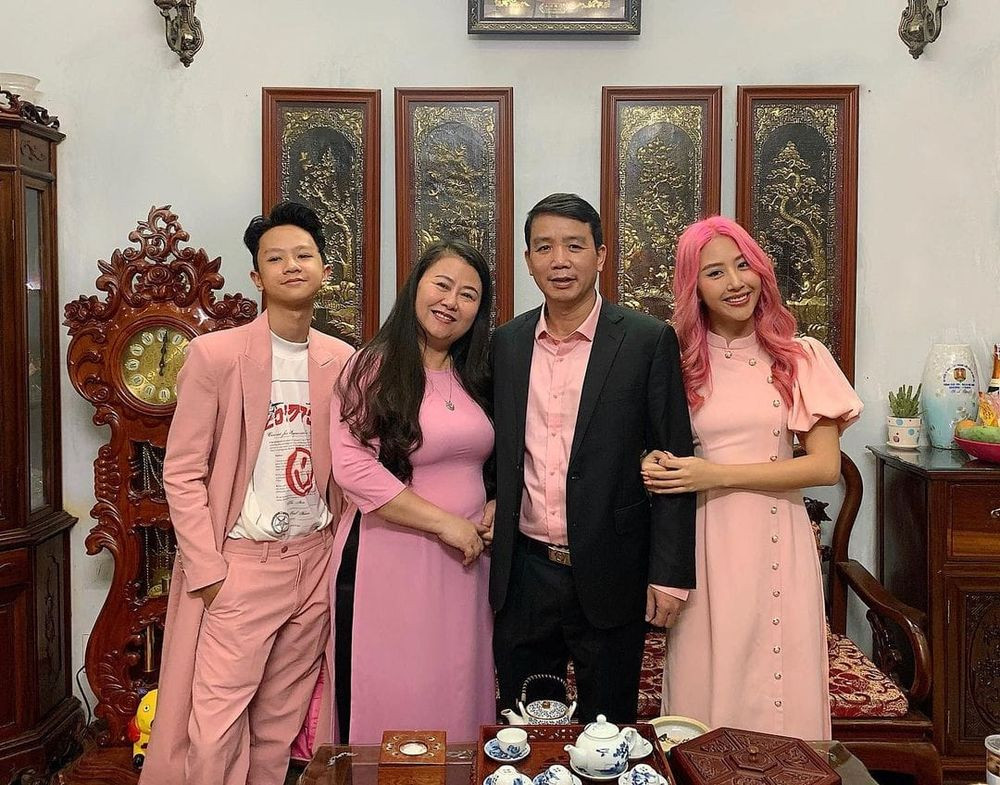 Từ năm 2017, fashionista "ghi điểm" với truyền thống chụp ảnh gia đình vào mùng 1 Tết. Cô khéo léo lựa chọn các thiết kế trang phục với màu sắc ton sur ton cho các thành viên. Từ năm 2017, fashionista "ghi điểm" với truyền thống chụp ảnh gia đình vào mùng 1 Tết. Cô khéo léo lựa chọn các thiết kế trang phục với màu sắc ton sur ton cho các thành viên.