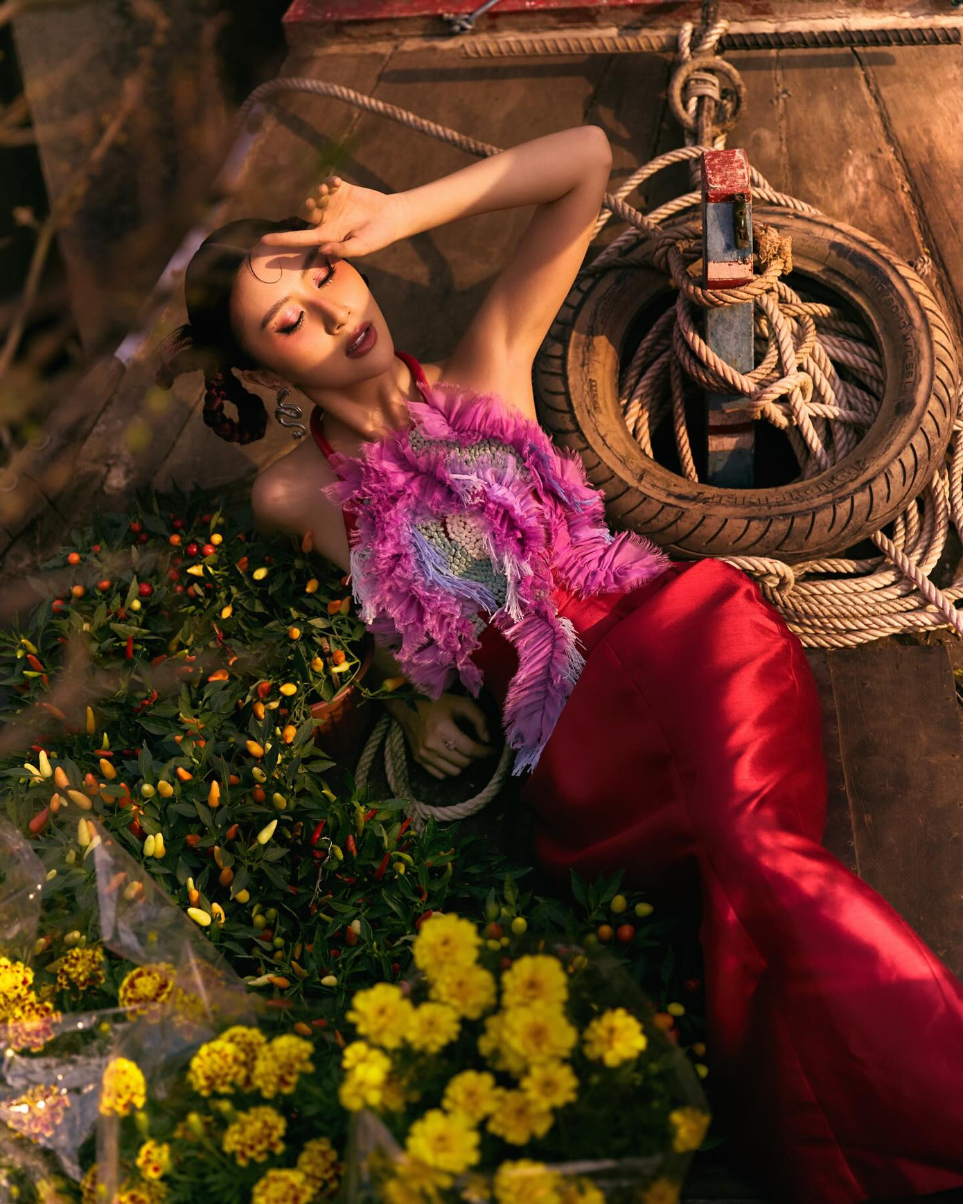 Trong các bộ hình thời trang, Quỳnh Anh Shyn đem đến tinh thần hiện đại, độc đáo qua cách "chơi màu", form dáng độc lạ. Trong các bộ hình thời trang, Quỳnh Anh Shyn đem đến tinh thần hiện đại, độc đáo qua cách "chơi màu", form dáng độc lạ.