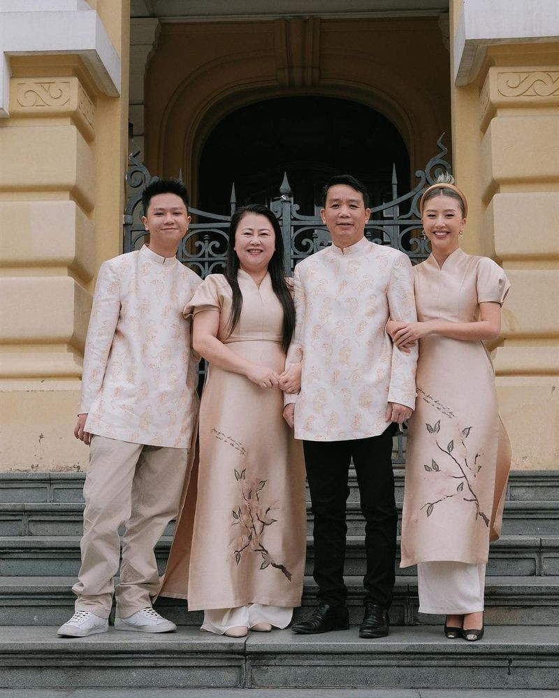 Từ năm 2017, fashionista "ghi điểm" với truyền thống chụp ảnh gia đình vào mùng 1 Tết. Cô khéo léo lựa chọn các thiết kế trang phục với màu sắc ton sur ton cho các thành viên. Từ năm 2017, fashionista "ghi điểm" với truyền thống chụp ảnh gia đình vào mùng 1 Tết. Cô khéo léo lựa chọn các thiết kế trang phục với màu sắc ton sur ton cho các thành viên.