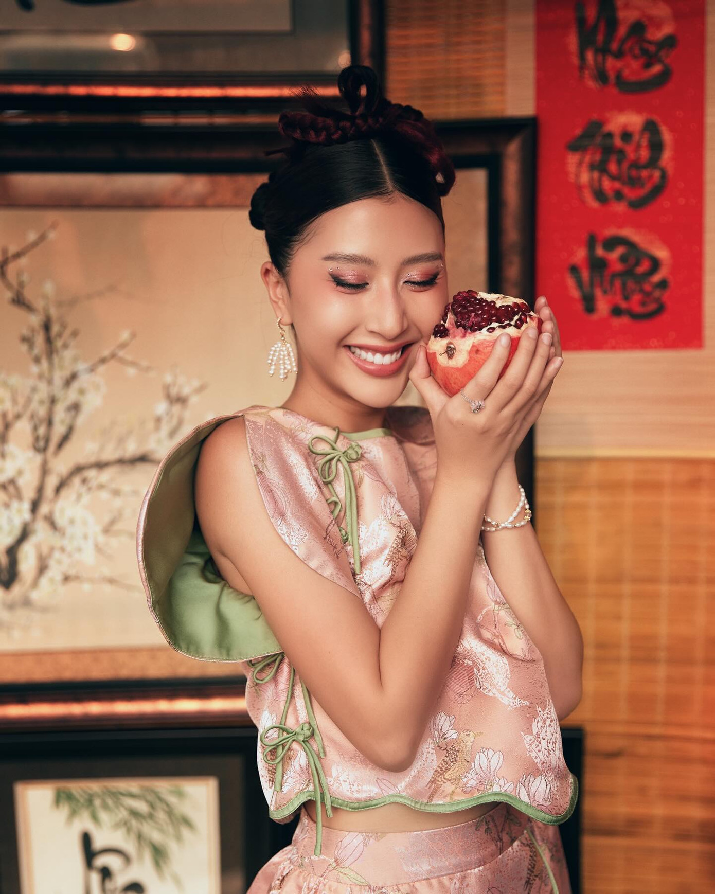 Trong các bộ hình thời trang, Quỳnh Anh Shyn đem đến tinh thần hiện đại, độc đáo qua cách "chơi màu", form dáng độc lạ. Trong các bộ hình thời trang, Quỳnh Anh Shyn đem đến tinh thần hiện đại, độc đáo qua cách "chơi màu", form dáng độc lạ.