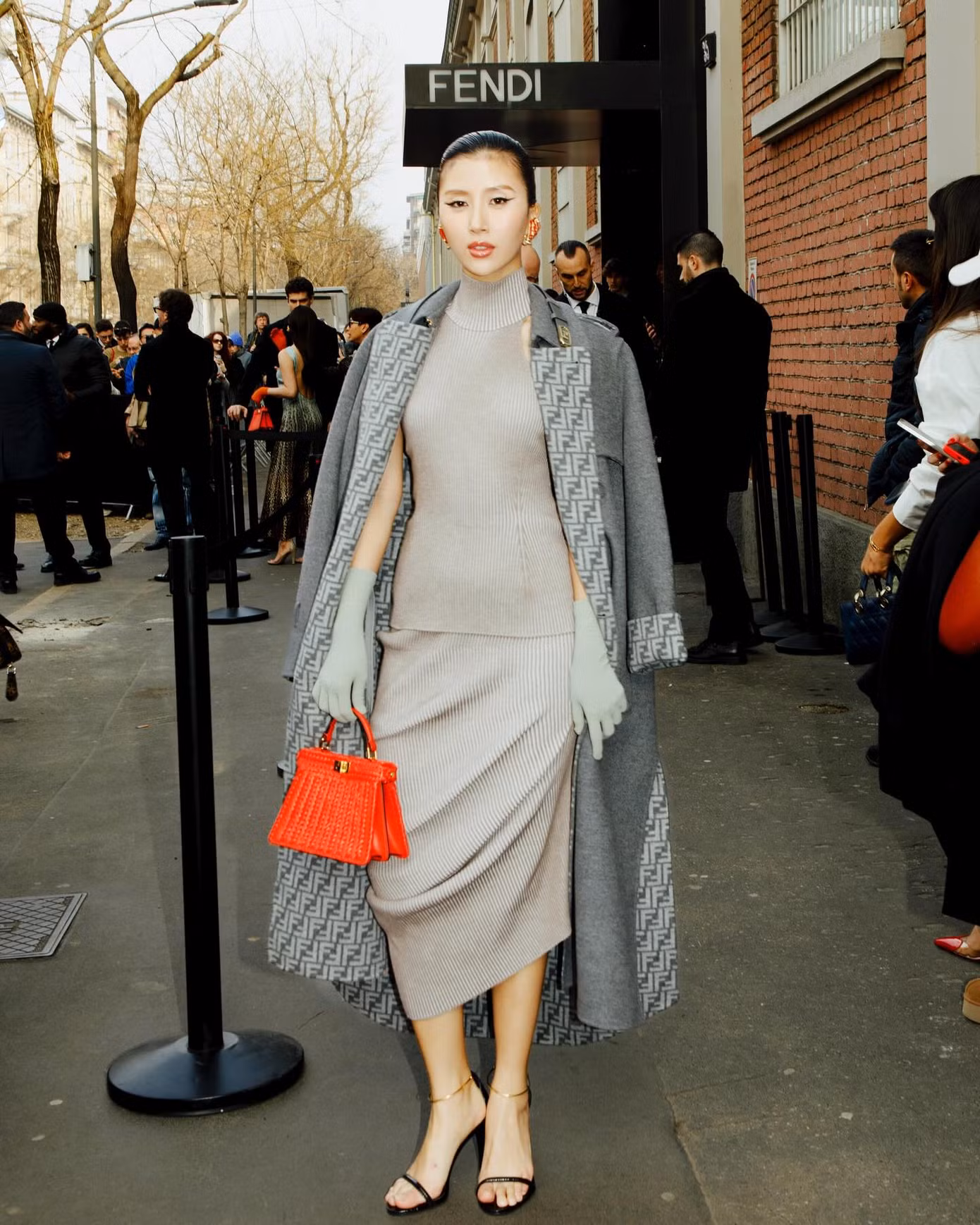 Nhà mốt gần trăm năm tuổi của Ý - Fendi cử người đưa đón nữ fashionista từ sân bay đến khách sạn, mời cô tham quan trụ sở chính của thương hiệu đồng thời tài trợ toàn bộ chi phí trong 6 ngày cô tham dự Tuần lễ Thời trang tháng 3 ở Milan.