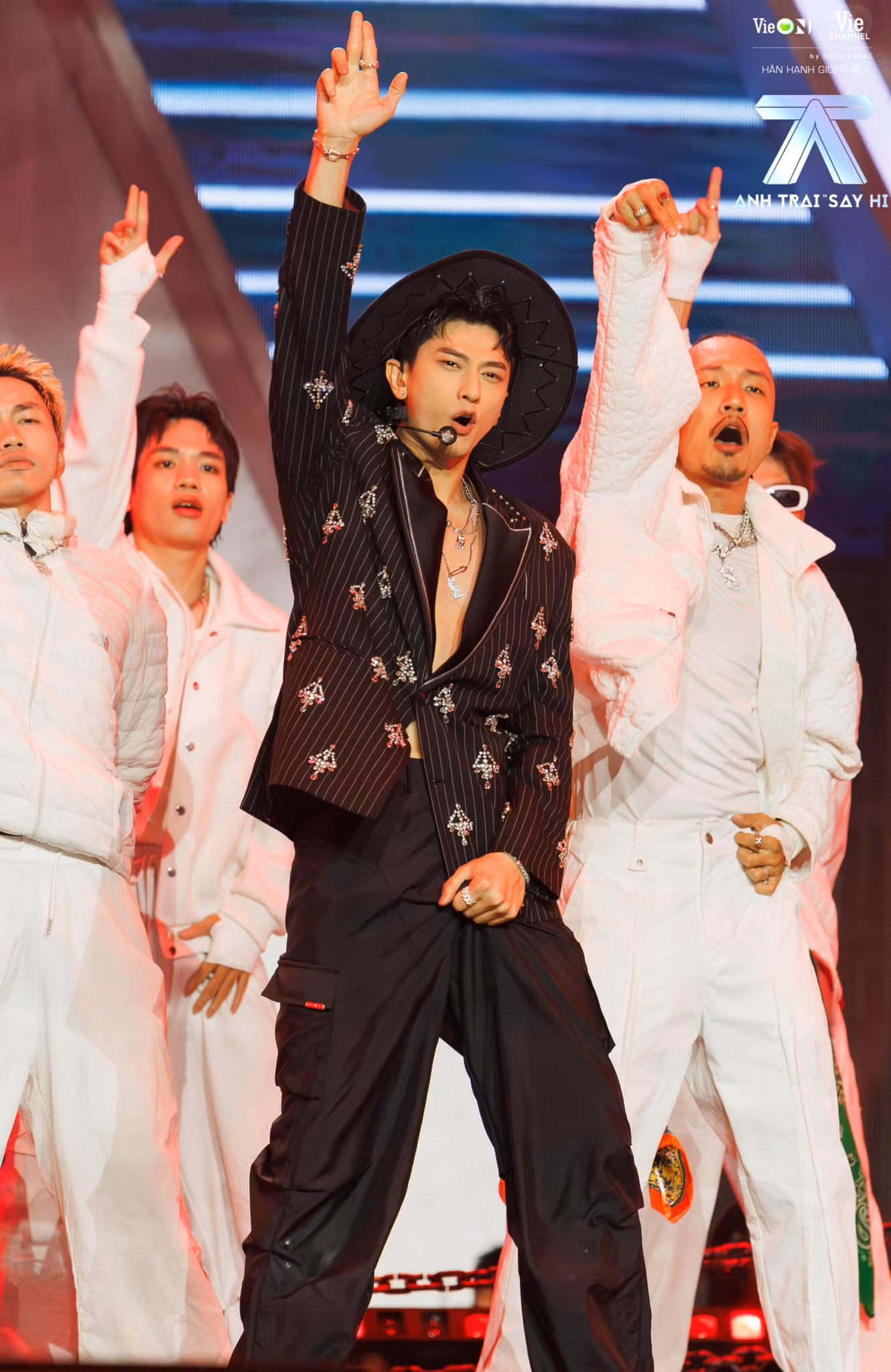 Sự bứt phá về tài năng âm nhạc ở chặng cuối cũng như dáng vẻ cởi mở, hoạt ngôn của ISAAC tạo ra cái nhìn mới mẻ, hấp dẫn với khán giả.