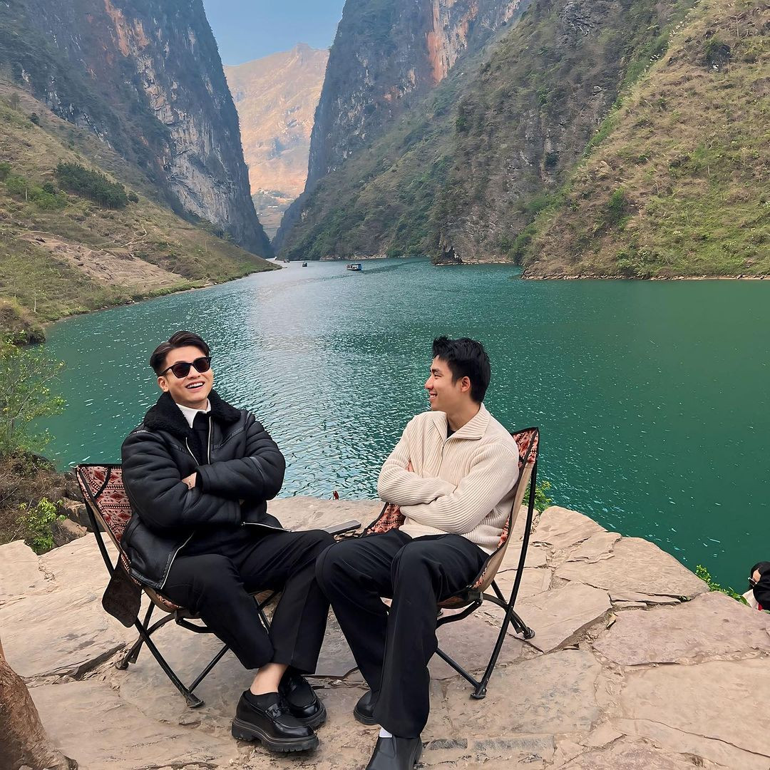 Tạo hình mix &amp; match của cặp đôi trong các chuyến du lịch cùng nhau. Trong khi Âmiuơi thường khoe visual với các tông màu sáng, pastel nhạt thì chú Ninh ưa thích các tông màu tối tương phản. Phụ kiện không thể thiếu của cặp OTP đình đám là kính mát.