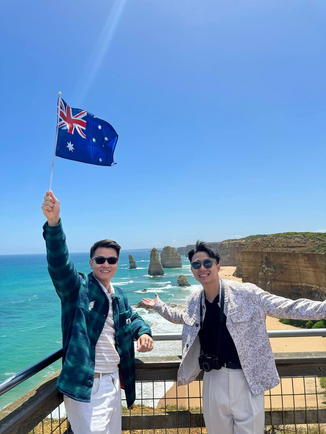 Tạo hình mix &amp; match của cặp đôi trong các chuyến du lịch cùng nhau. Trong khi Âmiuơi thường khoe visual với các tông màu sáng, pastel nhạt thì chú Ninh ưa thích các tông màu tối tương phản. Phụ kiện không thể thiếu của cặp OTP đình đám là kính mát.