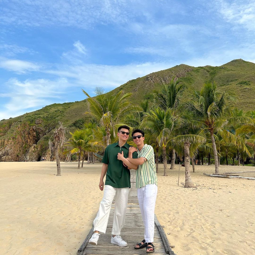 Tạo hình mix &amp; match của cặp đôi trong các chuyến du lịch cùng nhau. Trong khi Âmiuơi thường khoe visual với các tông màu sáng, pastel nhạt thì chú Ninh ưa thích các tông màu tối tương phản. Phụ kiện không thể thiếu của cặp OTP đình đám là kính mát.